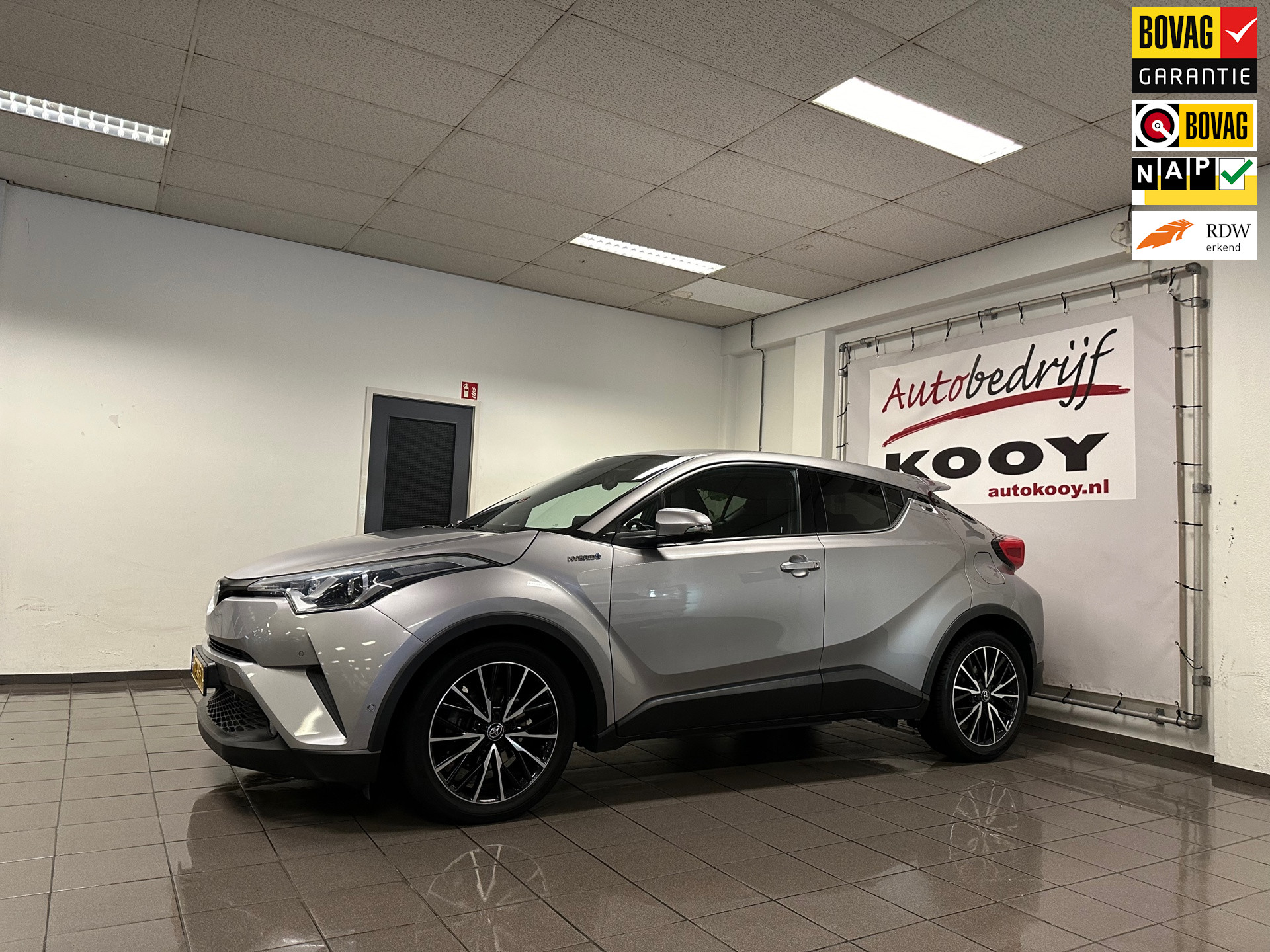 Toyota C-HR 1.8 Hybrid Bi-Tone Plus * Navigatie / LED / Camera / Cruise control / Leder *