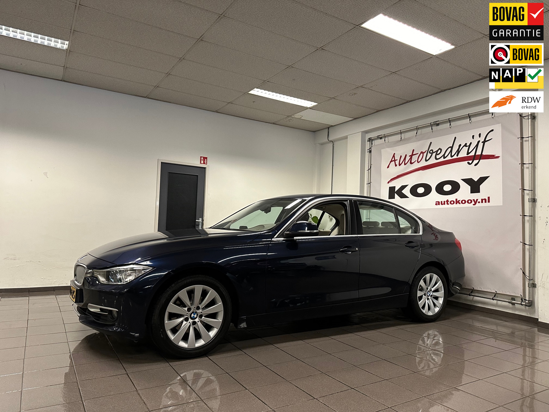 BMW 3-serie 320i Executive * Automaat / Navigatie / Cruise control / LM Velgen / NL Auto *