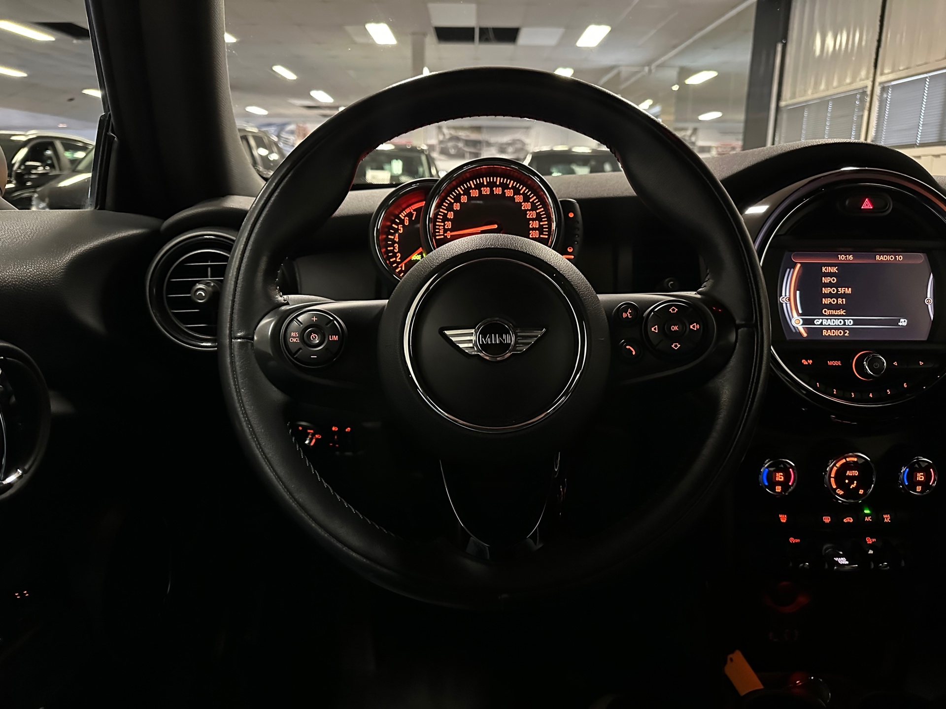 https://www.autokooy.nl//xml/images/41324687-13.JPG