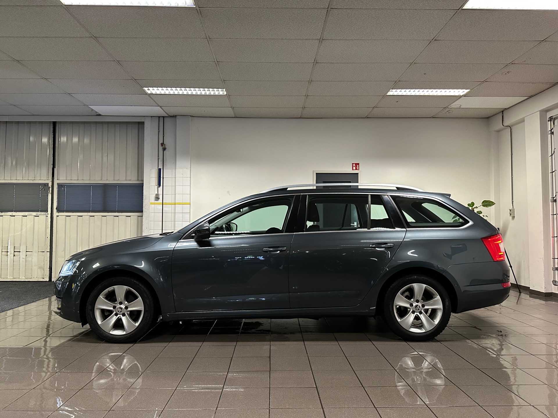 https://www.autokooy.nl//xml/images/42219463-2.JPG