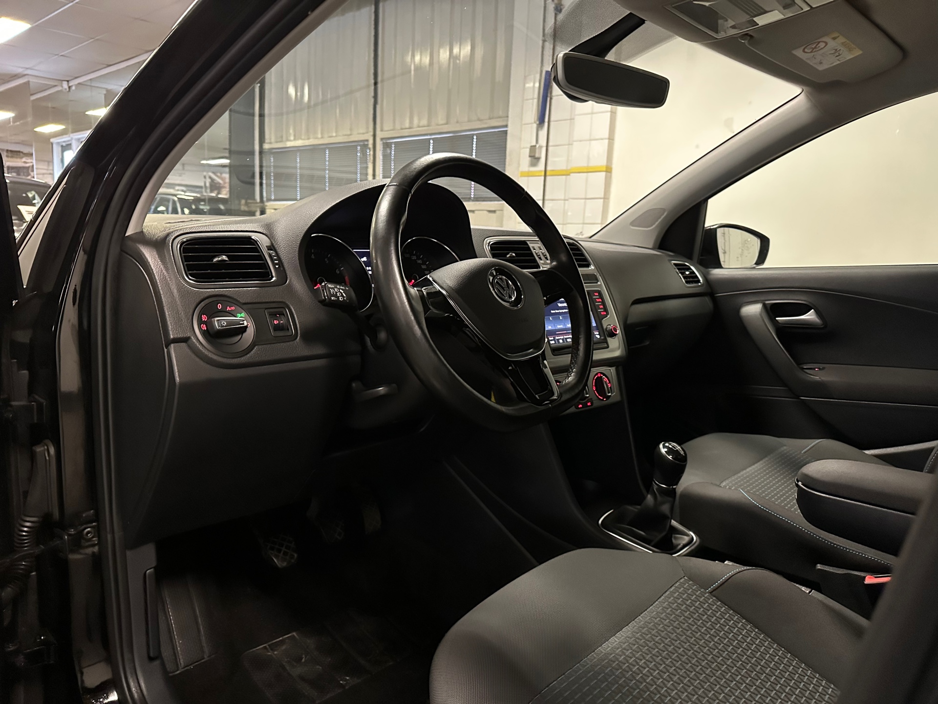 https://www.autokooy.nl//xml/images/42511438-12.JPG