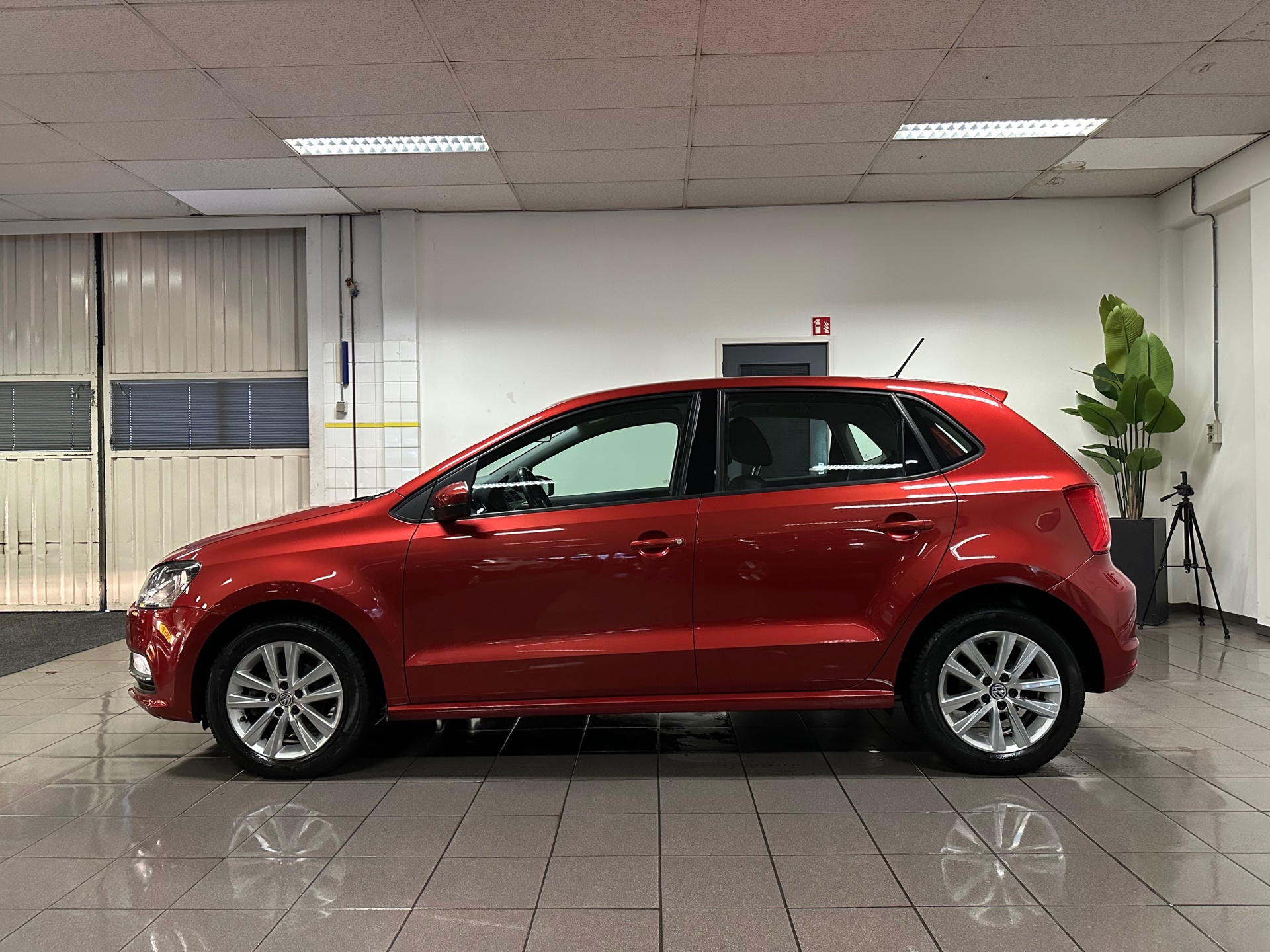 volkswagen-polo-12-tsi-comfortline-automaat-navigatie-lm-velgen-camera-nl-auto-