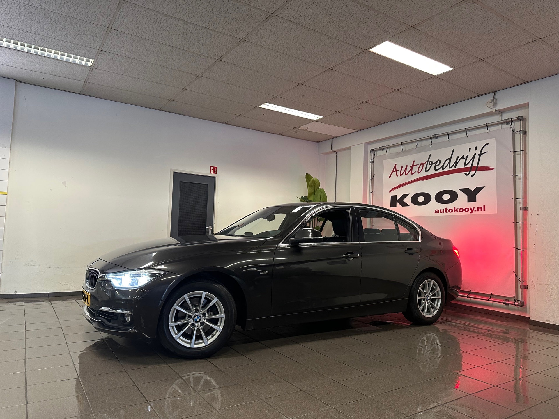 bmw-3-serie-318i-luxury-automaat-camera-afn-trekhaak-xenon-leder-nl-auto-