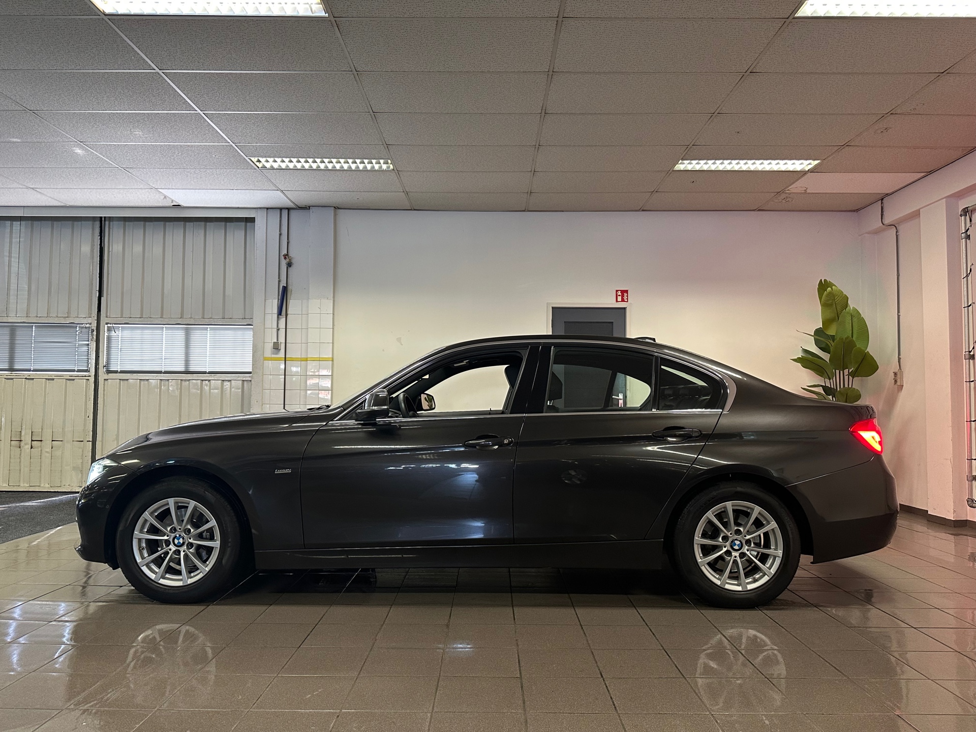 bmw-3-serie-318i-luxury-automaat-camera-afn-trekhaak-xenon-leder-nl-auto-