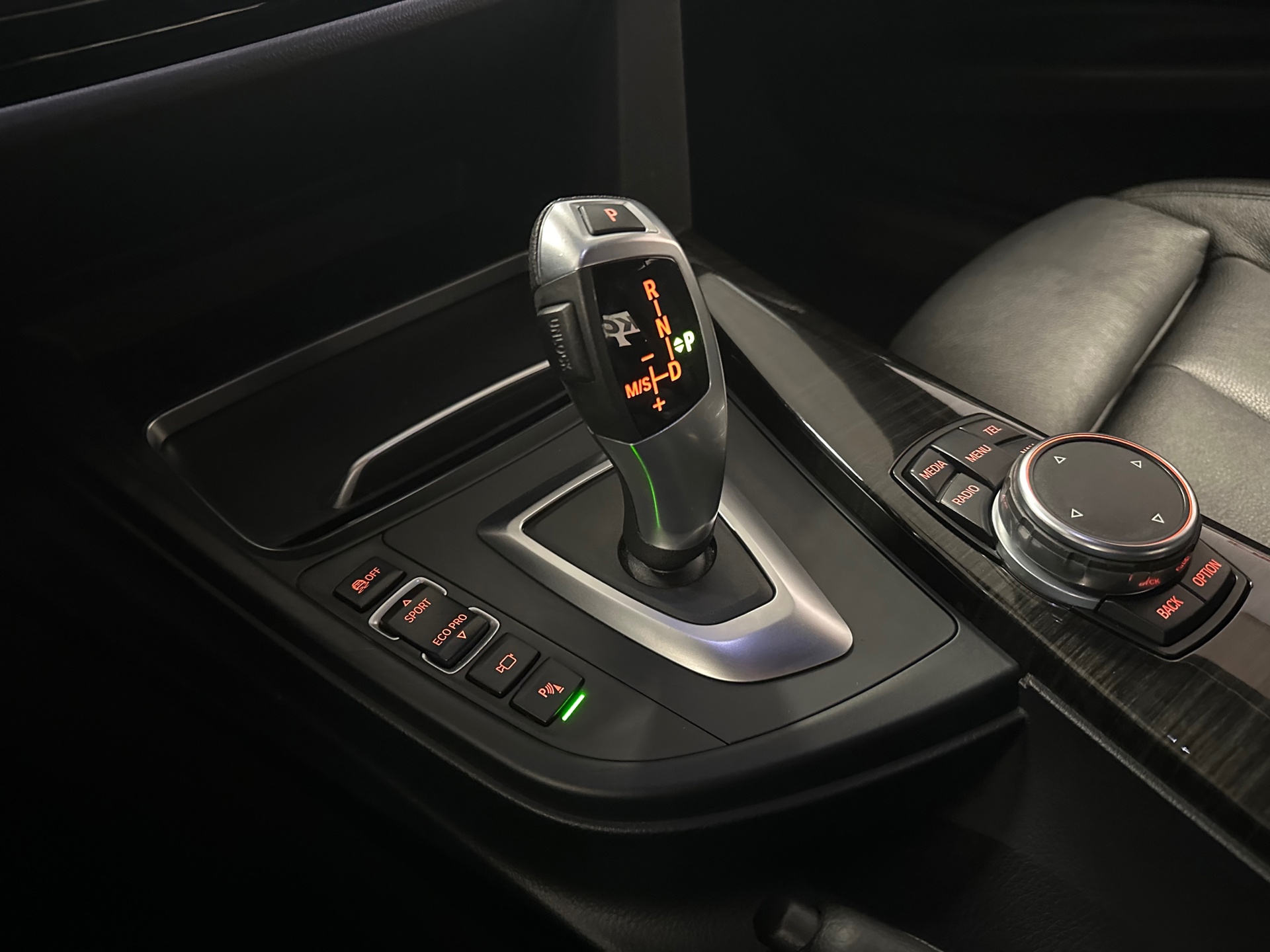 bmw-3-serie-318i-luxury-automaat-camera-afn-trekhaak-xenon-leder-nl-auto-