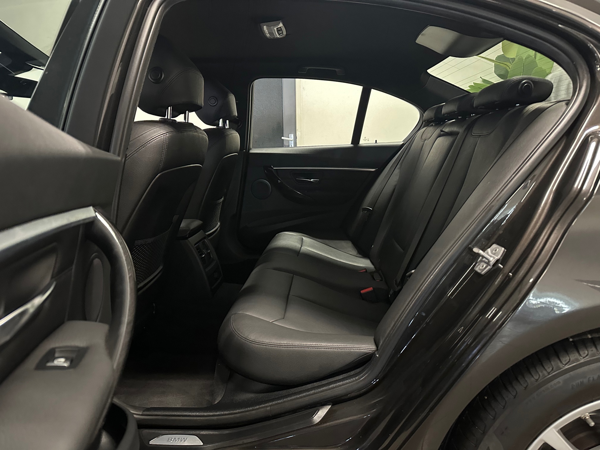 bmw-3-serie-318i-luxury-automaat-camera-afn-trekhaak-xenon-leder-nl-auto-