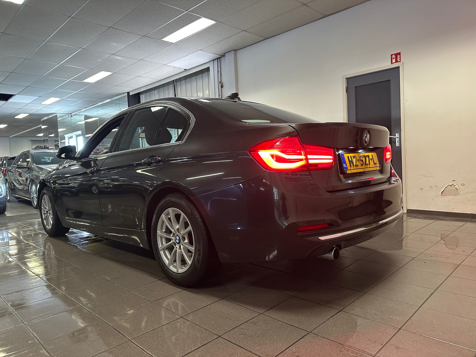 bmw-3-serie-318i-luxury-automaat-camera-afn-trekhaak-xenon-leder-nl-auto-