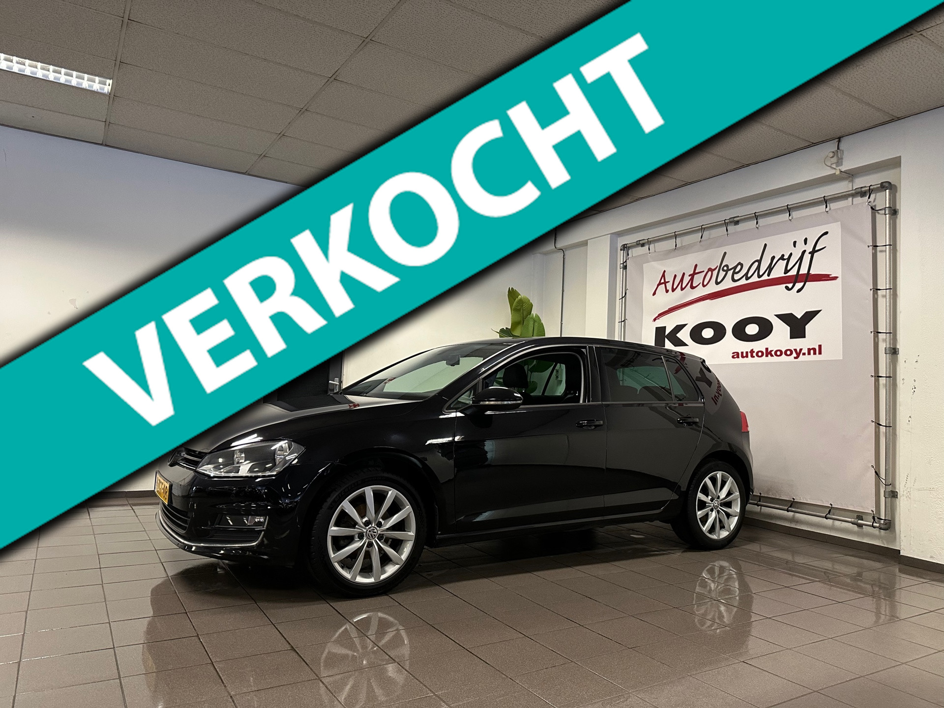 Volkswagen Golf 1.2 TSI Business Edition * Navigatie / Camera / 17" LM Velgen / NL Auto *
