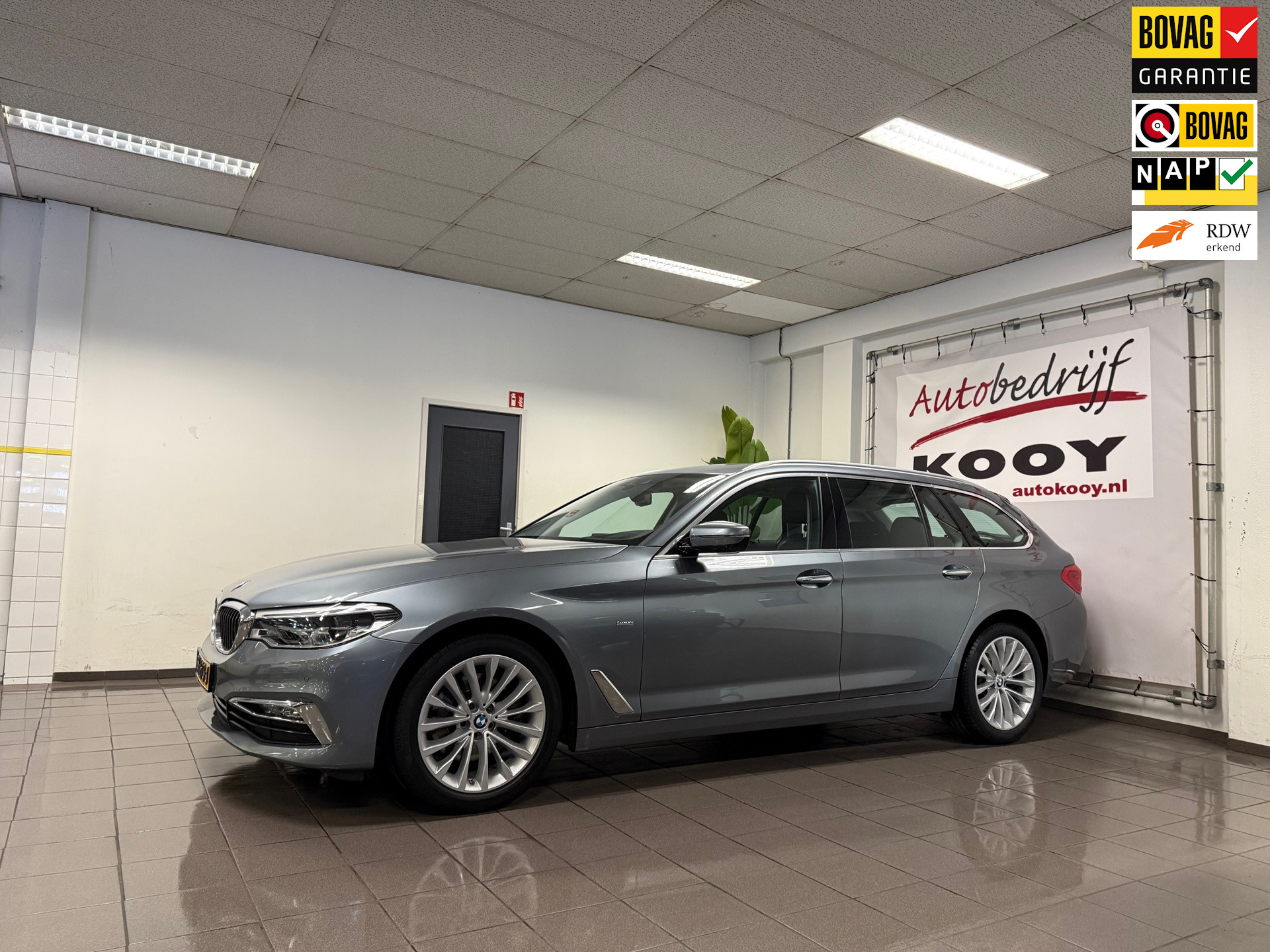 BMW 5-serie Touring 520i Luxury High Executive * NL Auto / Head-Up display / Virtual / Leder *