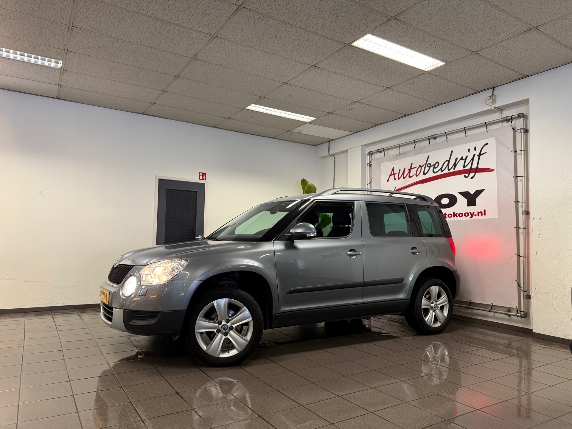 skoda-yeti-12-tsi-tour-1e-eig-trekhaak-navigatie-cruise-control-lm-velgen-nl-auto-