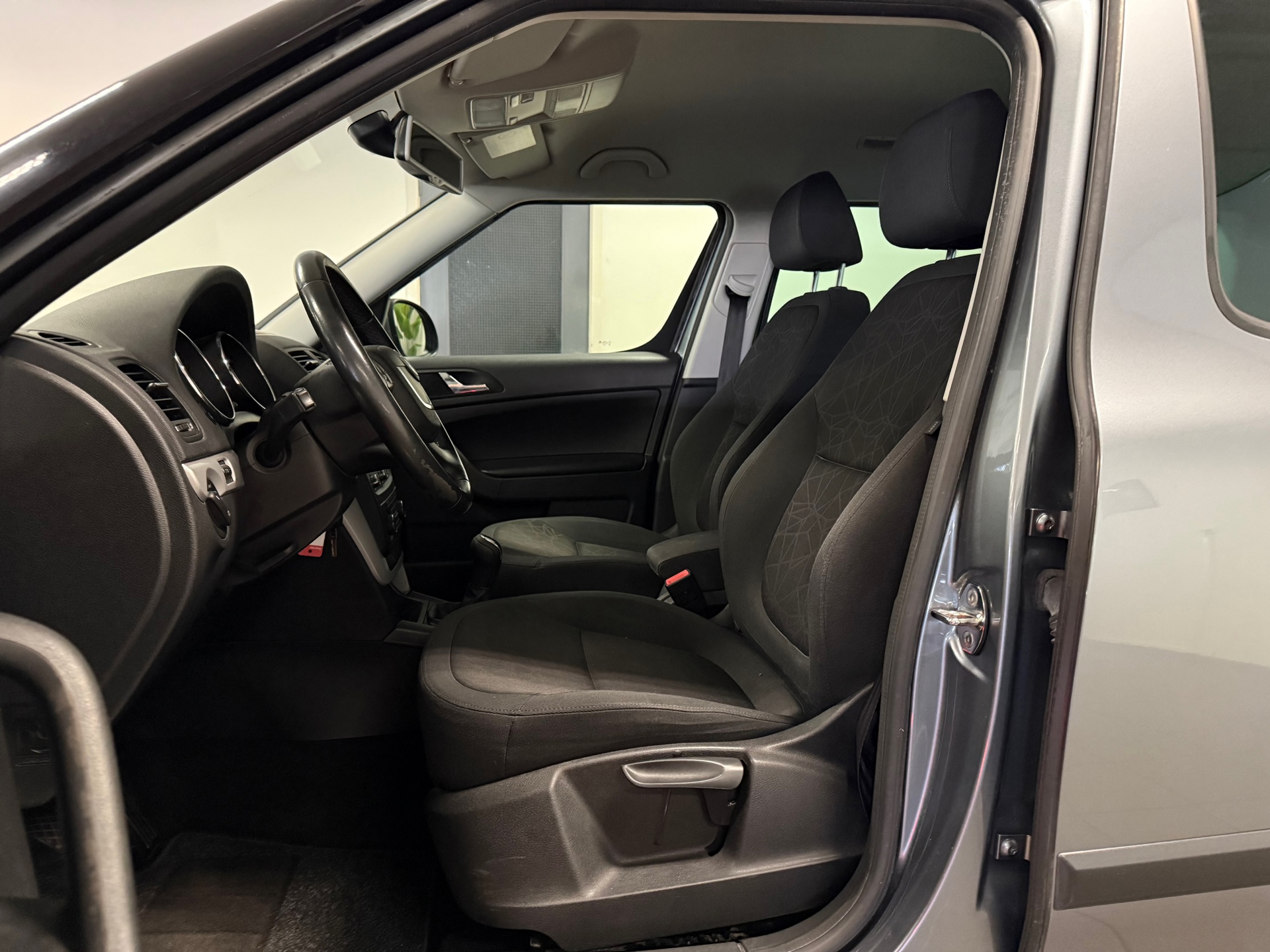 skoda-yeti-12-tsi-tour-1e-eig-trekhaak-navigatie-cruise-control-lm-velgen-nl-auto-