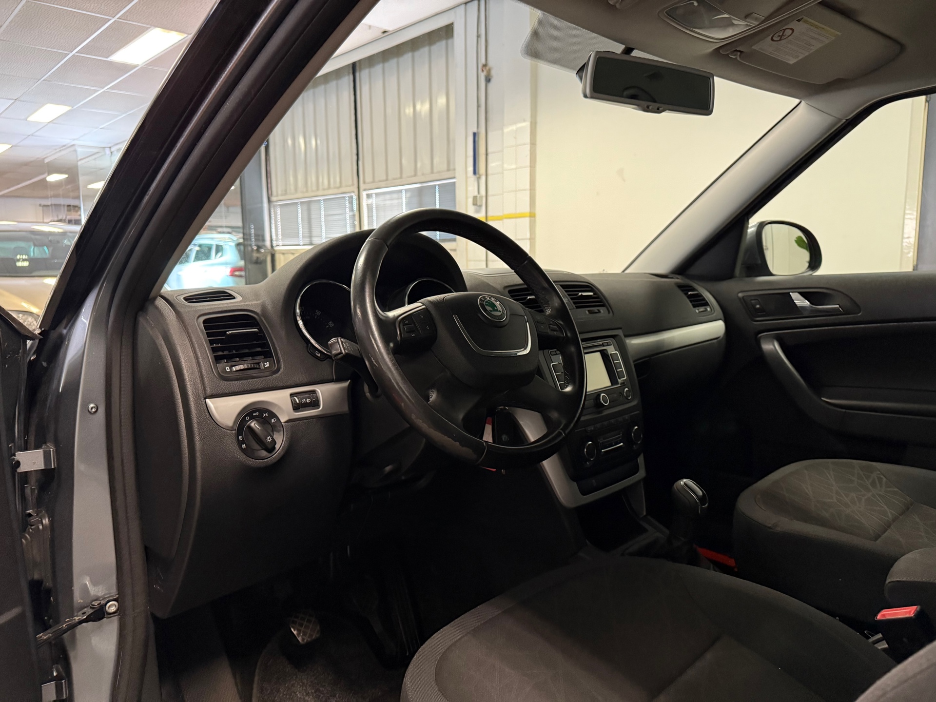 skoda-yeti-12-tsi-tour-1e-eig-trekhaak-navigatie-cruise-control-lm-velgen-nl-auto-