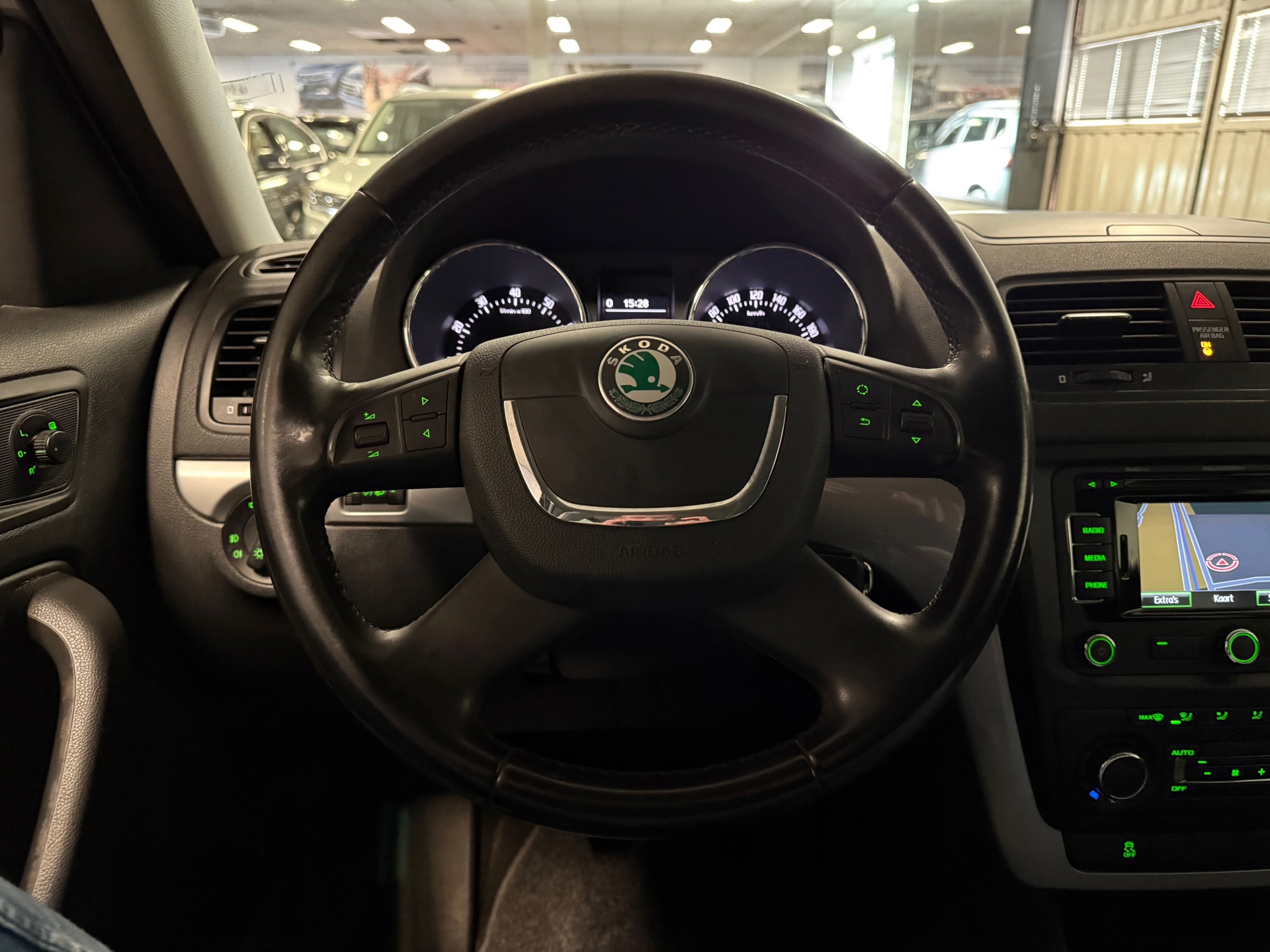 skoda-yeti-12-tsi-tour-1e-eig-trekhaak-navigatie-cruise-control-lm-velgen-nl-auto-