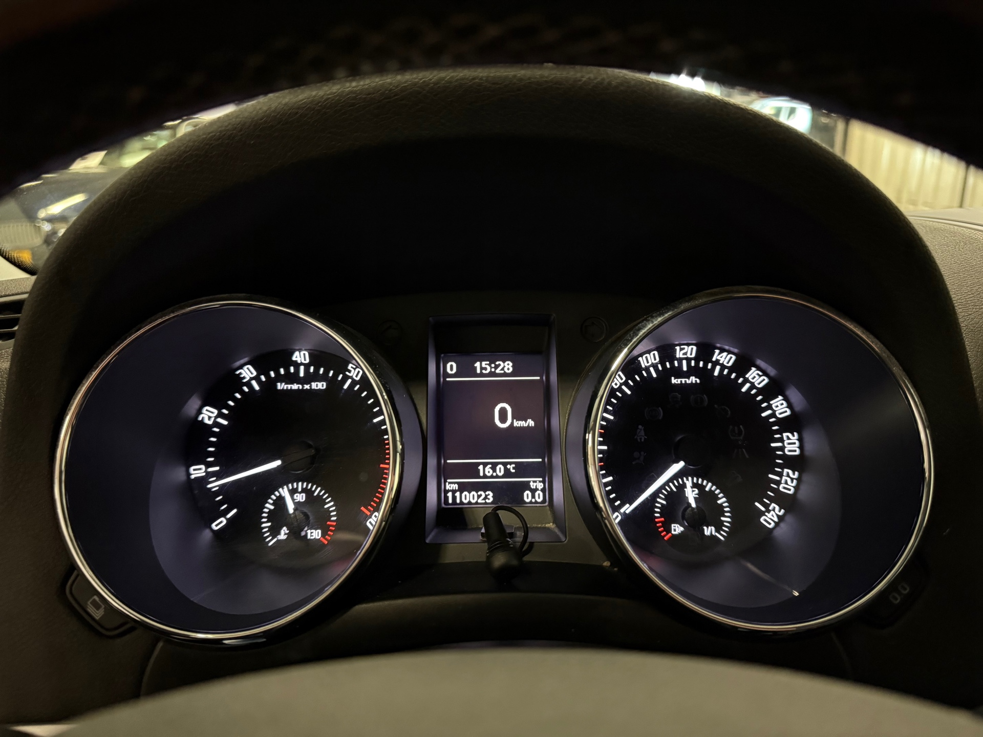 skoda-yeti-12-tsi-tour-1e-eig-trekhaak-navigatie-cruise-control-lm-velgen-nl-auto-