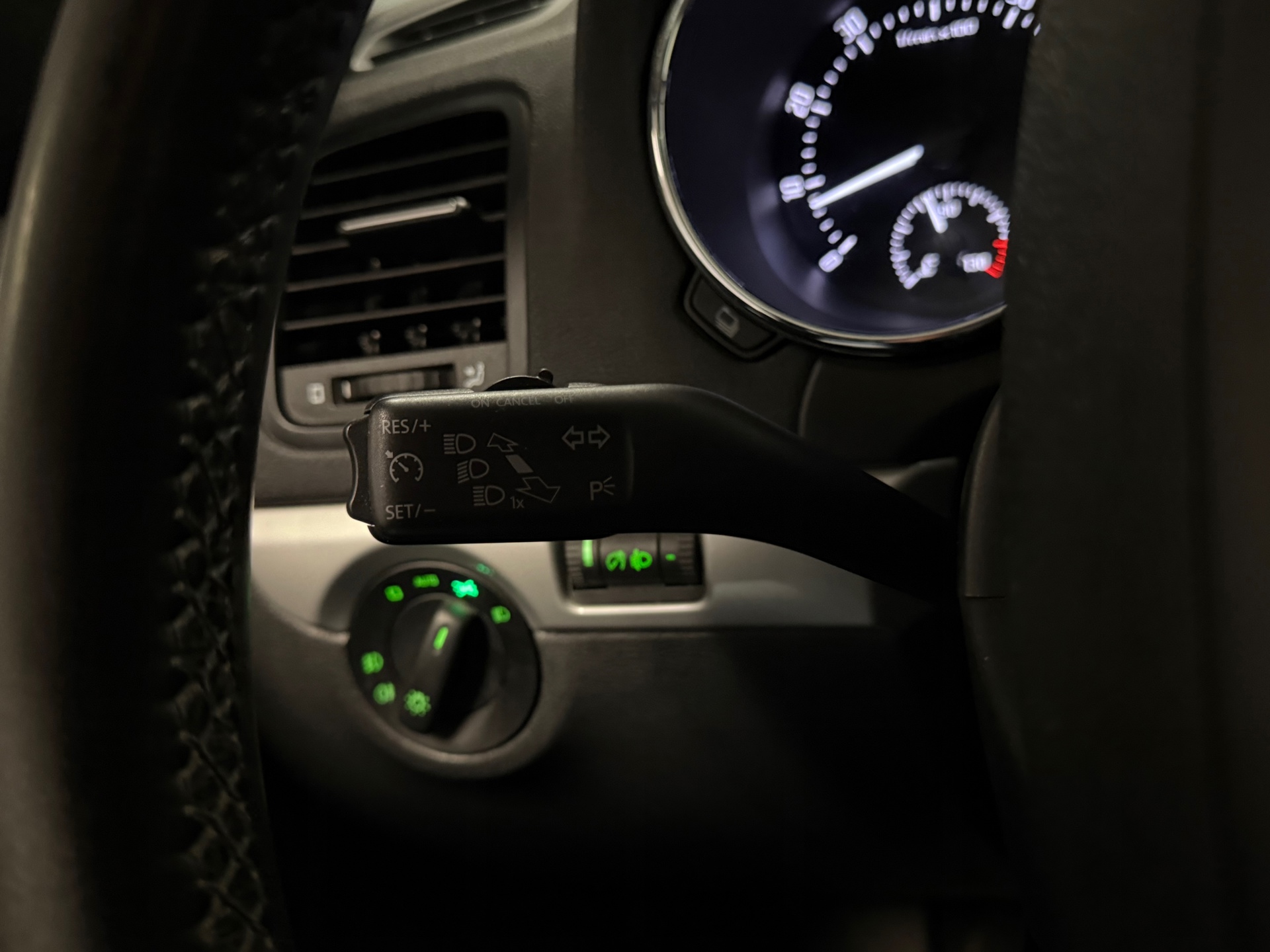 skoda-yeti-12-tsi-tour-1e-eig-trekhaak-navigatie-cruise-control-lm-velgen-nl-auto-