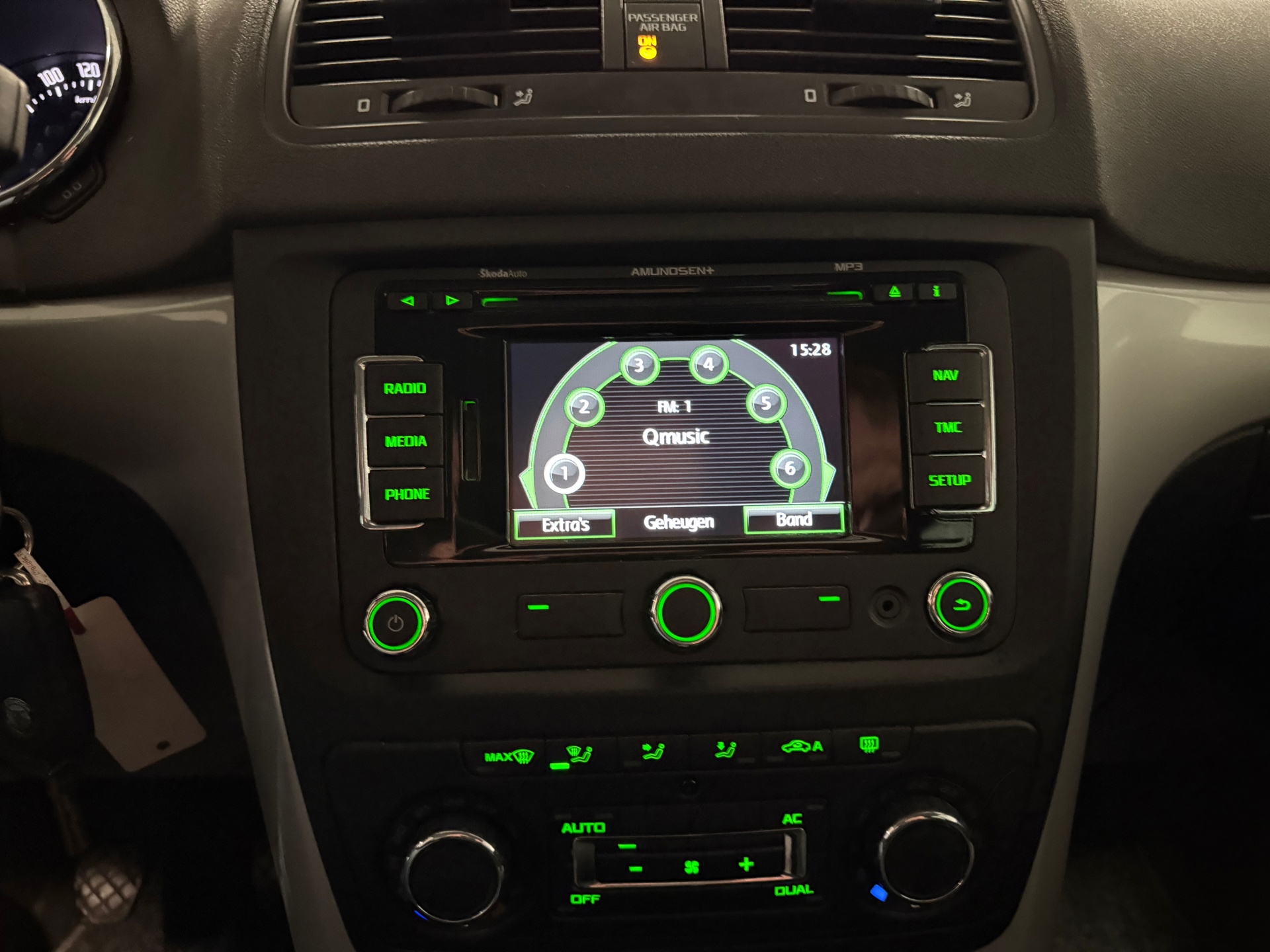 skoda-yeti-12-tsi-tour-1e-eig-trekhaak-navigatie-cruise-control-lm-velgen-nl-auto-