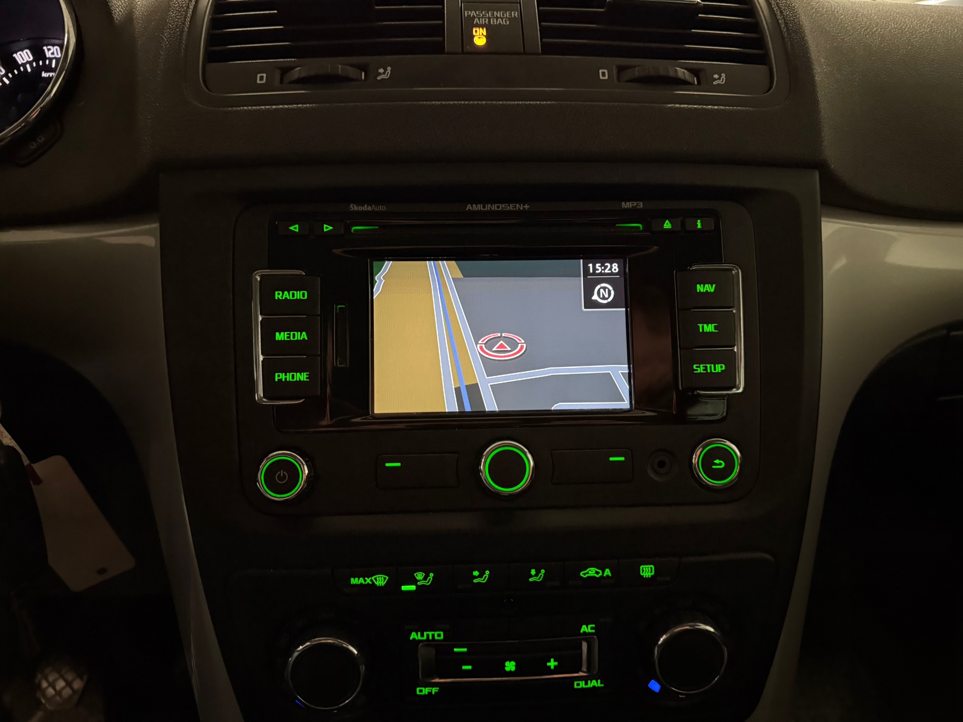 skoda-yeti-12-tsi-tour-1e-eig-trekhaak-navigatie-cruise-control-lm-velgen-nl-auto-