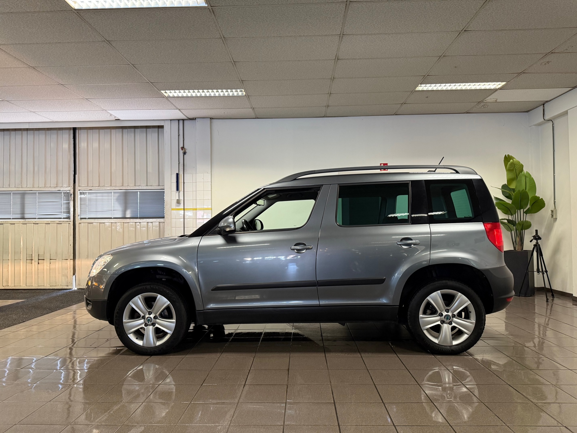 skoda-yeti-12-tsi-tour-1e-eig-trekhaak-navigatie-cruise-control-lm-velgen-nl-auto-