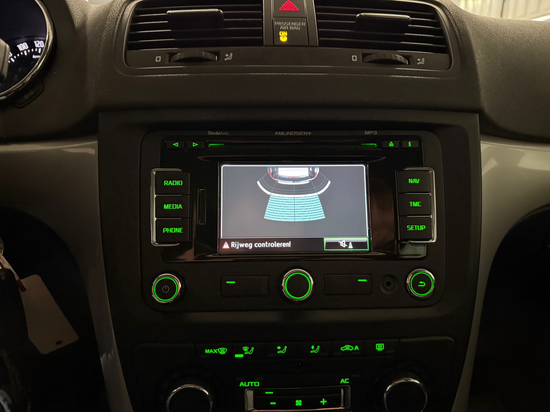 skoda-yeti-12-tsi-tour-1e-eig-trekhaak-navigatie-cruise-control-lm-velgen-nl-auto-