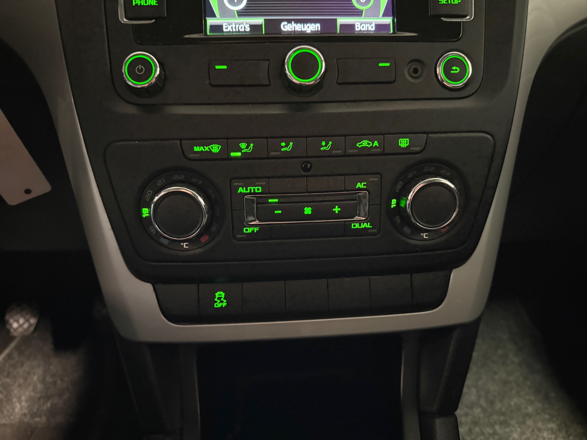 skoda-yeti-12-tsi-tour-1e-eig-trekhaak-navigatie-cruise-control-lm-velgen-nl-auto-
