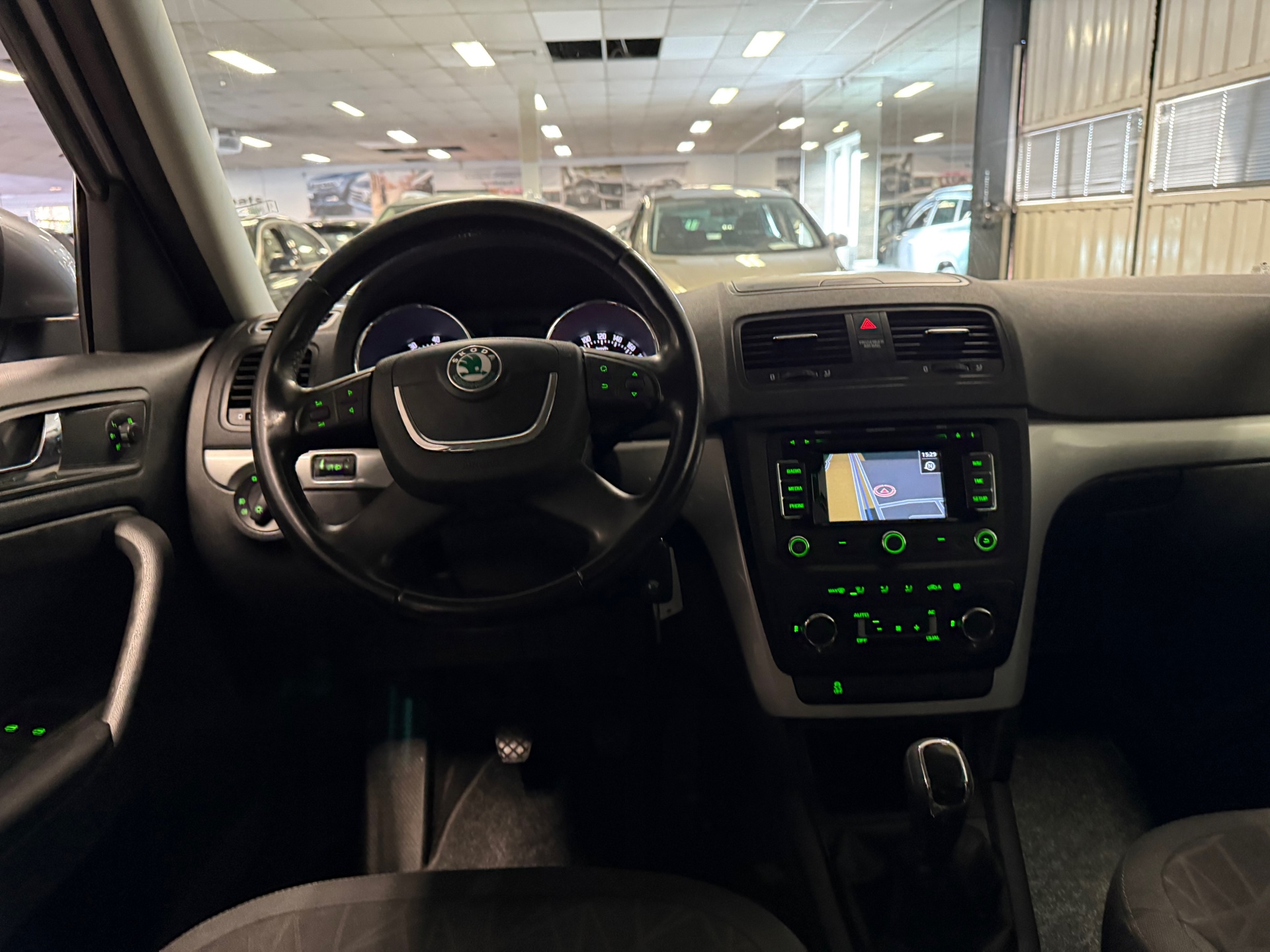 skoda-yeti-12-tsi-tour-1e-eig-trekhaak-navigatie-cruise-control-lm-velgen-nl-auto-