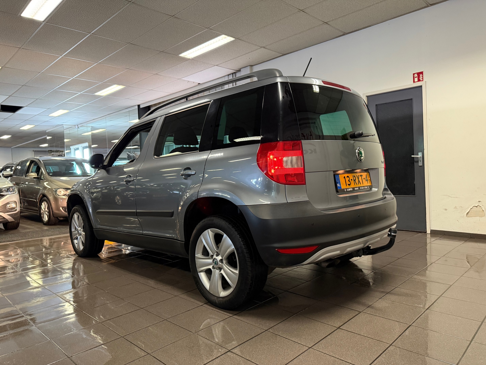 skoda-yeti-12-tsi-tour-1e-eig-trekhaak-navigatie-cruise-control-lm-velgen-nl-auto-