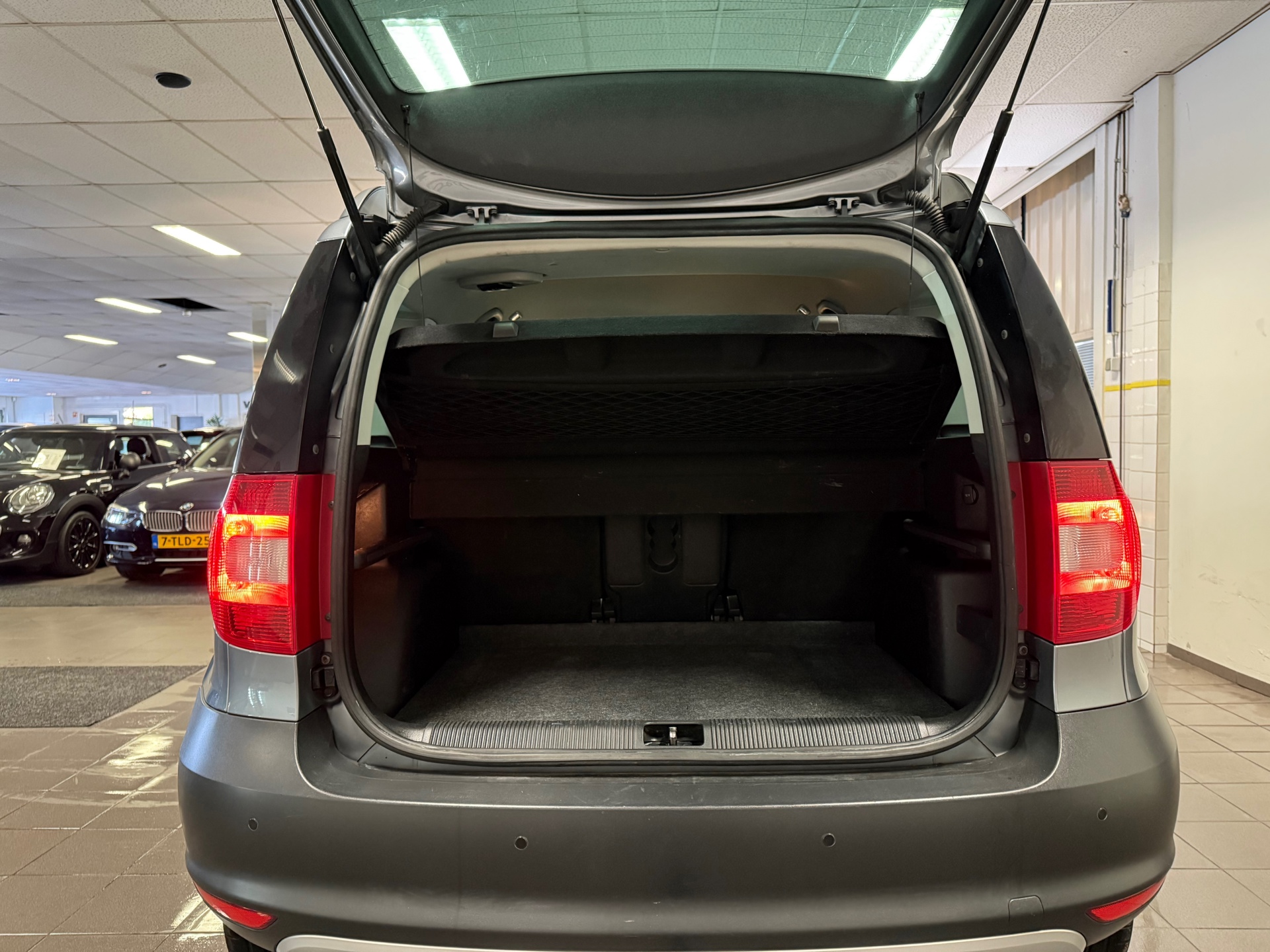 skoda-yeti-12-tsi-tour-1e-eig-trekhaak-navigatie-cruise-control-lm-velgen-nl-auto-
