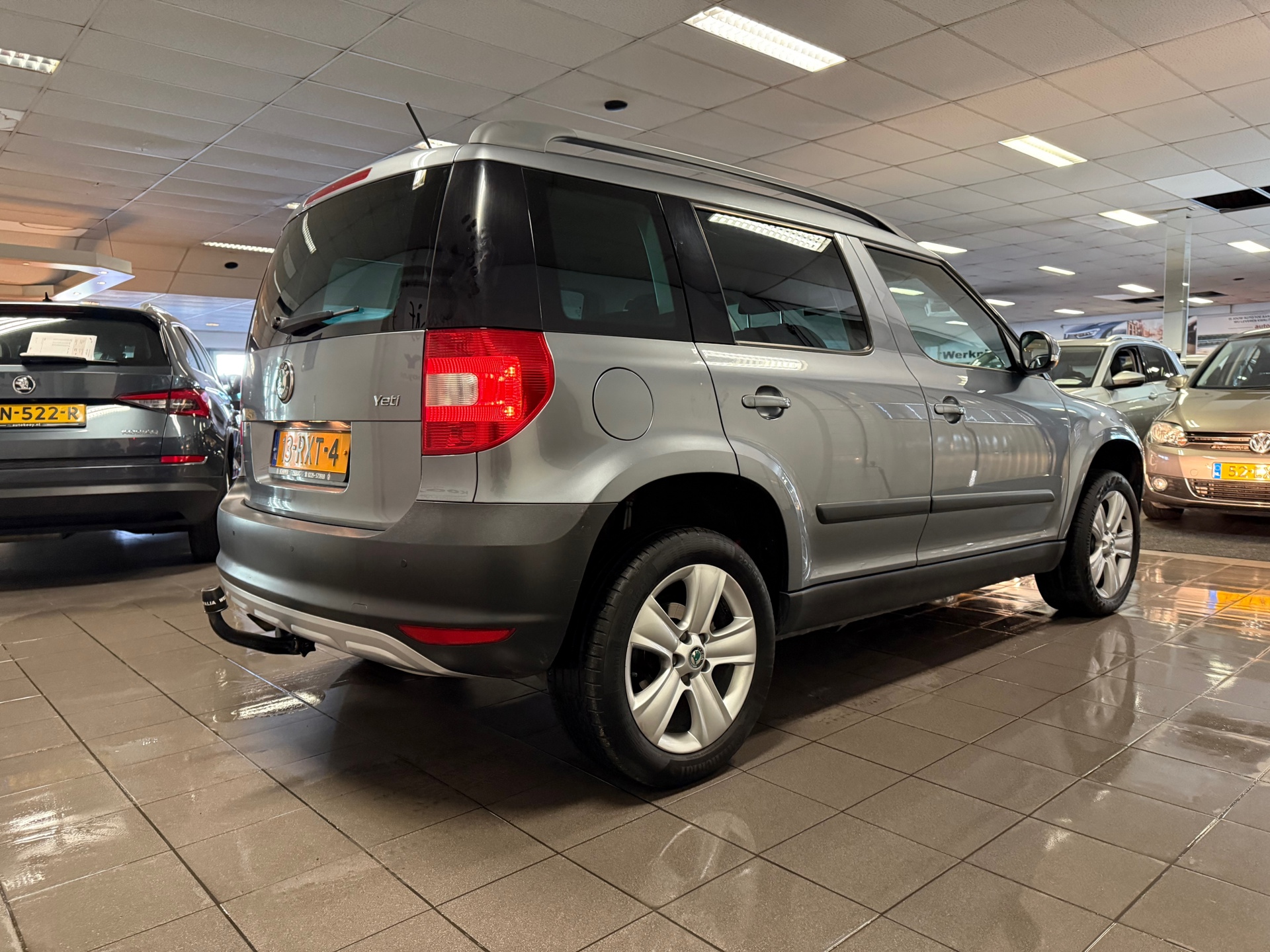 skoda-yeti-12-tsi-tour-1e-eig-trekhaak-navigatie-cruise-control-lm-velgen-nl-auto-