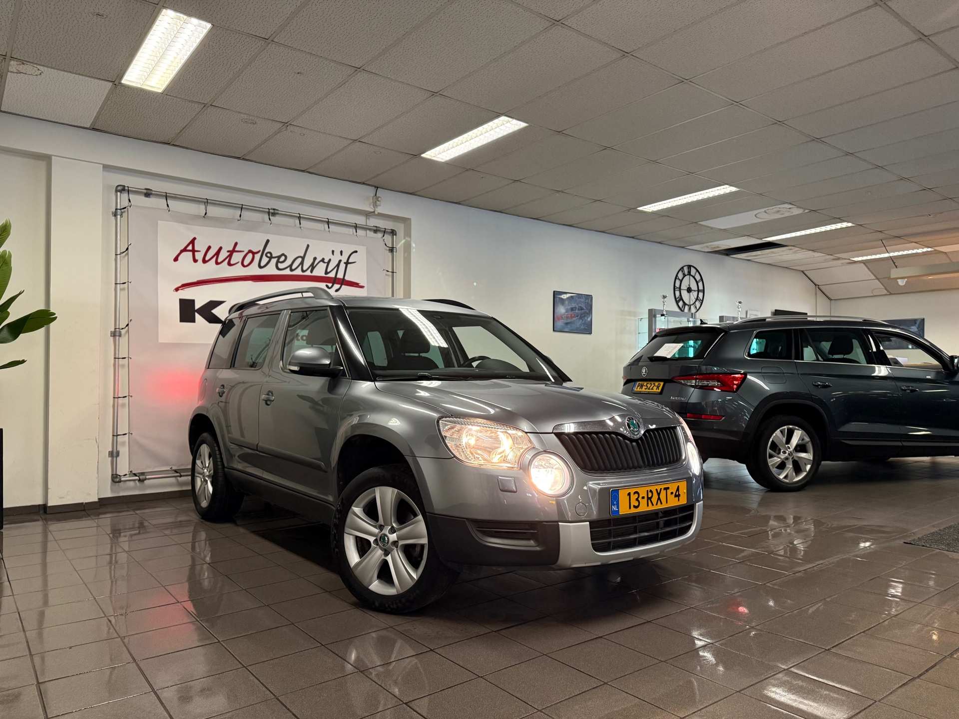skoda-yeti-12-tsi-tour-1e-eig-trekhaak-navigatie-cruise-control-lm-velgen-nl-auto-
