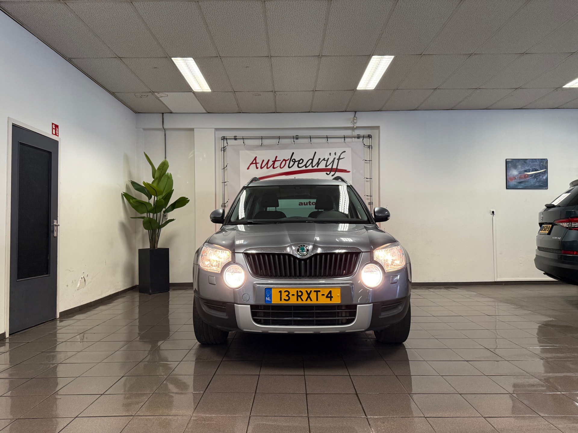 skoda-yeti-12-tsi-tour-1e-eig-trekhaak-navigatie-cruise-control-lm-velgen-nl-auto-