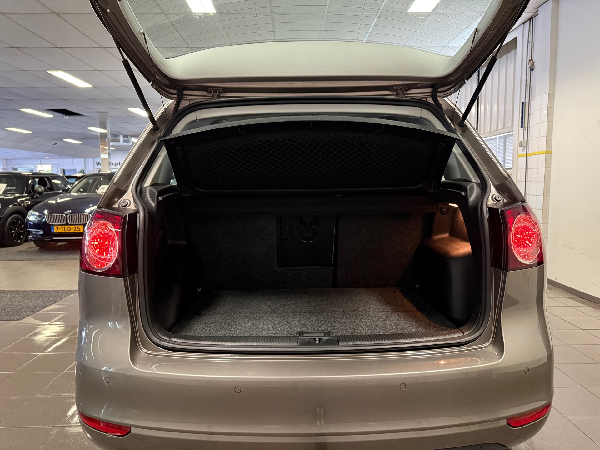 https://www.autokooy.nl//xml/images/43795096-5.JPG