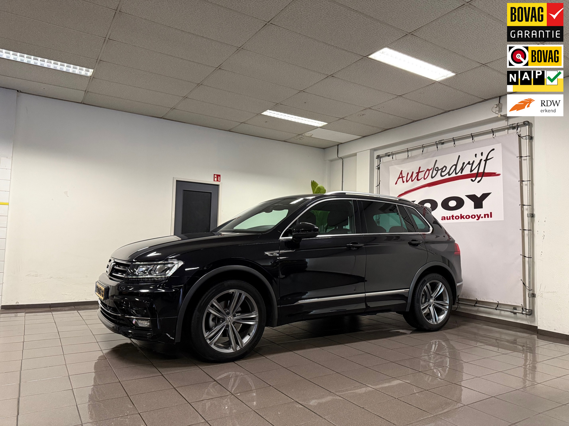 Volkswagen Tiguan 1.4 TSI R-Line * 1e Eig / Dealer onderhouden / Carplay / 19" LM Velgen / NL Auto *