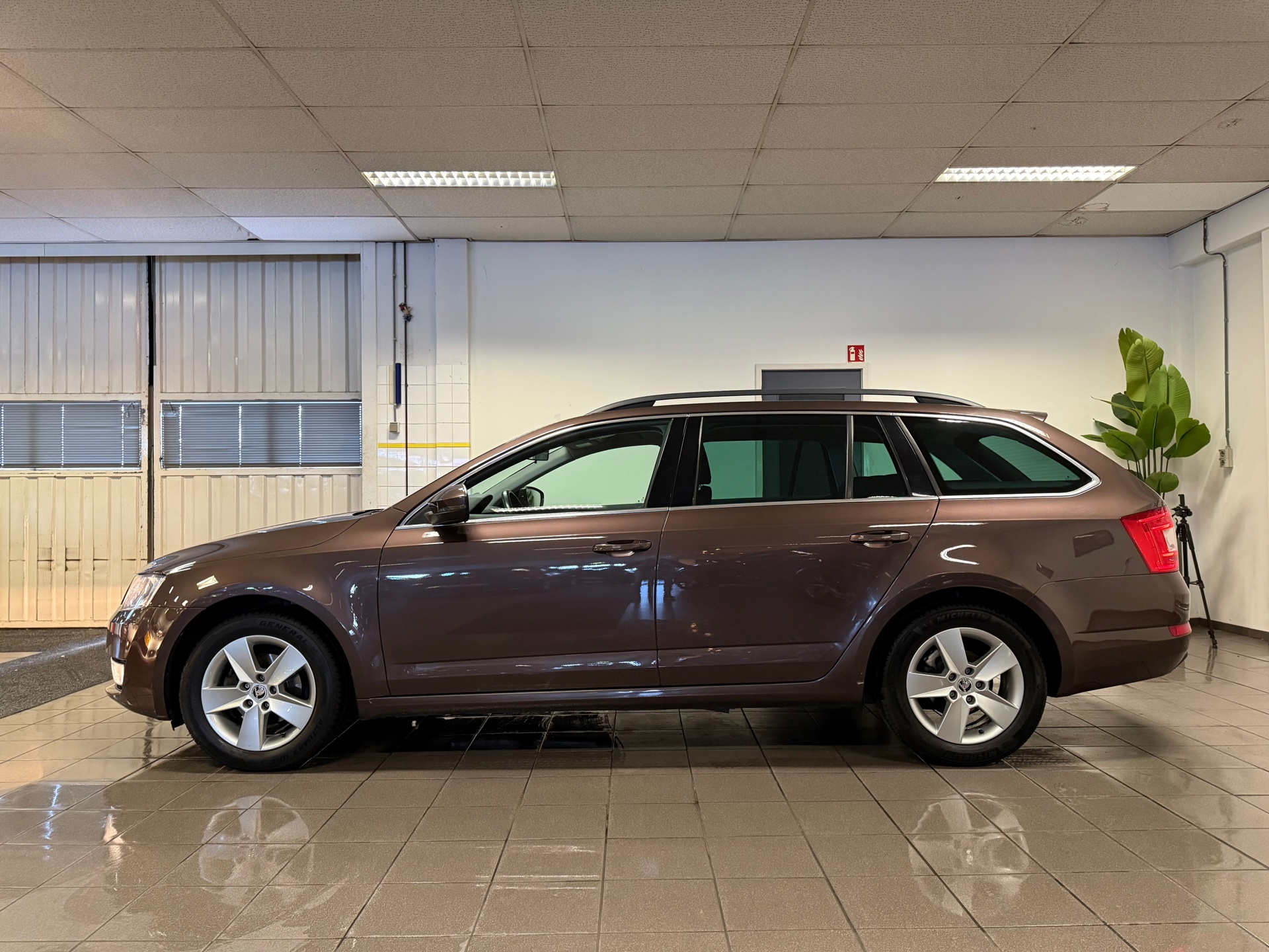 https://www.autokooy.nl//xml/images/43914721-2.JPG