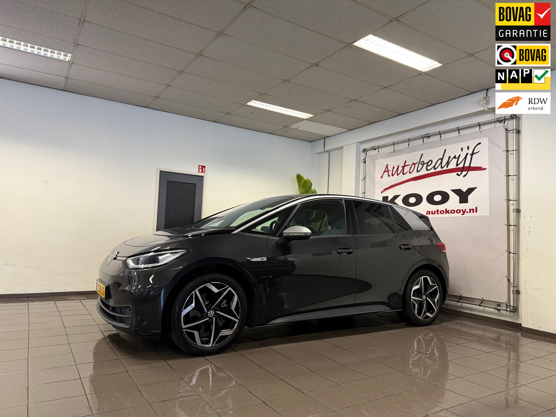 Volkswagen ID.3 First Plus 58 kWh * 1e Eig / Dealer onderhouden / Carplay / 19" LM Velgen / NL Auto *