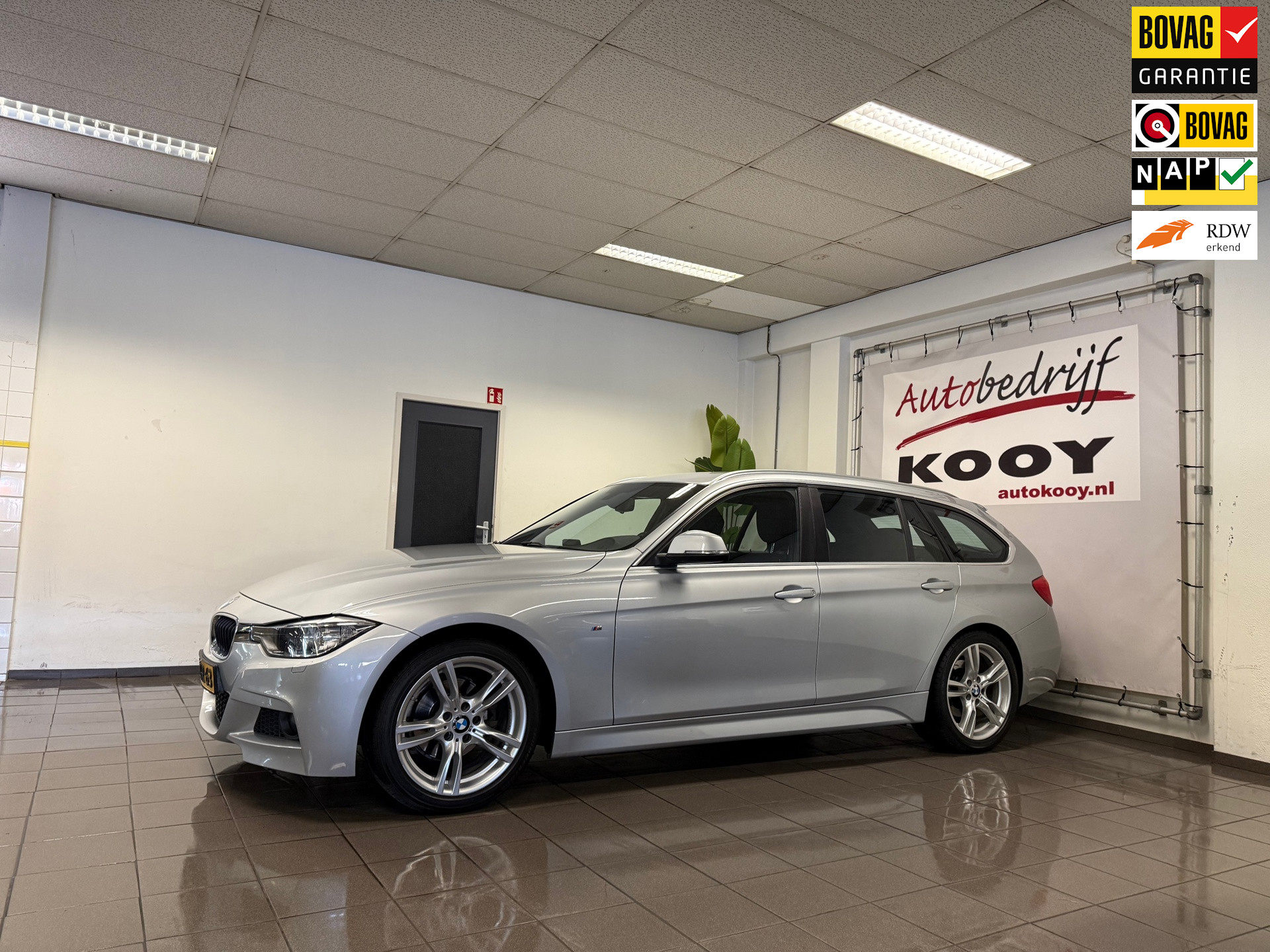 BMW 3-serie Touring 316i Executive M-Sport * 82.629 km + NAP / Xenon / Navigatie / 18" LM Velgen / NL Auto *