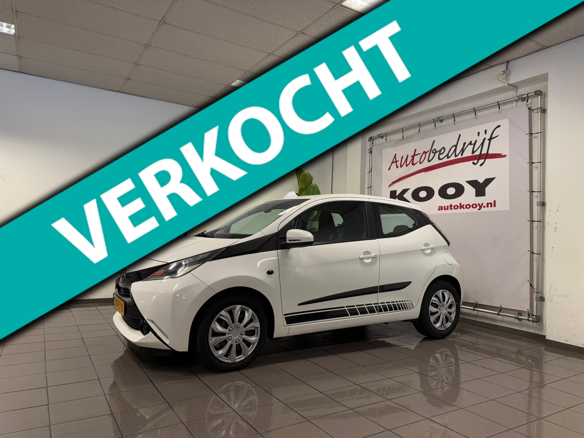 Toyota Aygo 1.0 VVT-i x-play * Dealer onderhouden / Camera / LED / Bluetooth / NL Auto *