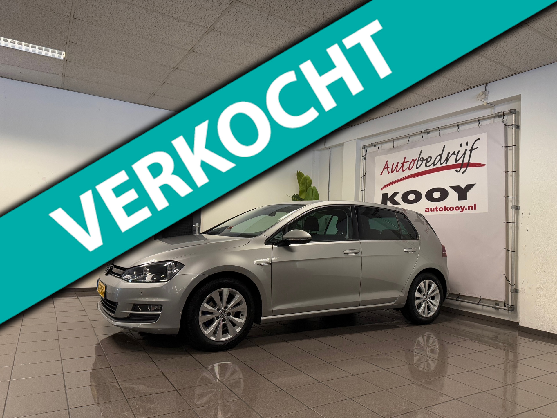 Volkswagen Golf 1.0 TSI Connected Series * Navigatie / Camera / Cruise control / LM Velgen / NL Auto *