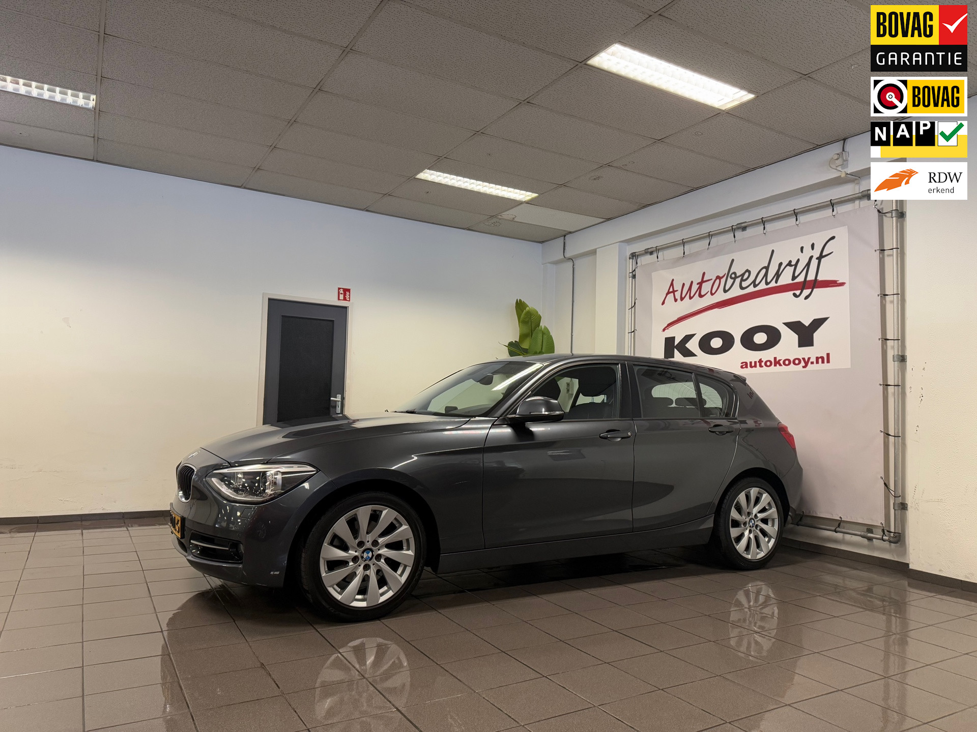 BMW 1-serie 118i Business Sport * Xenon / Navigatie / Cruise control / LM Velgen / NL Auto *