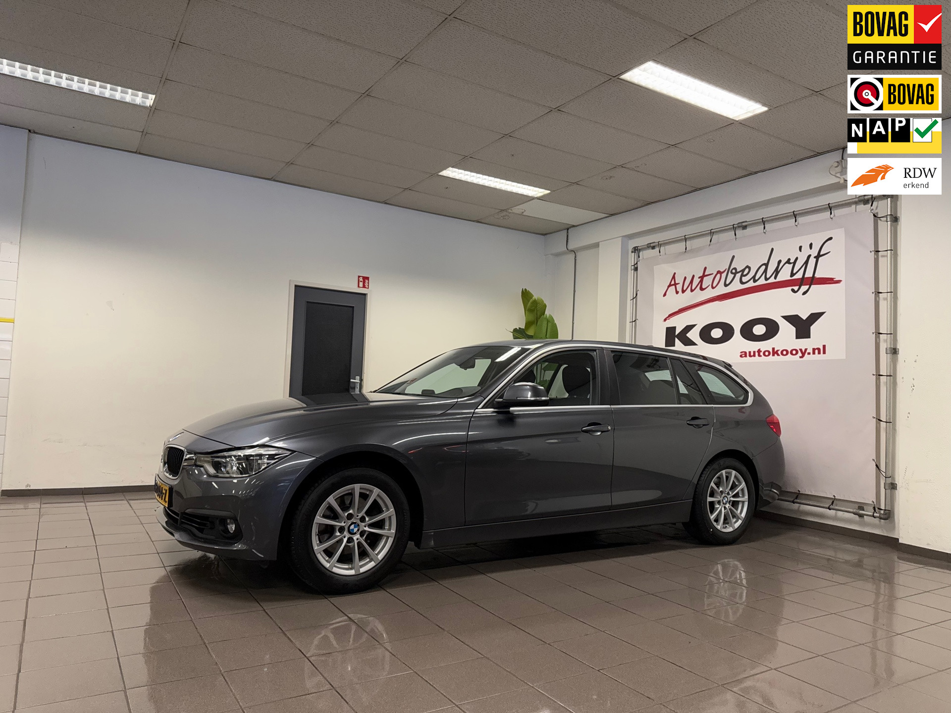 BMW 3-serie Touring 320i Centennial Executive * 1e Eig / Dealer onderhouden / Navigatie / Trekhaak / NL Auto *