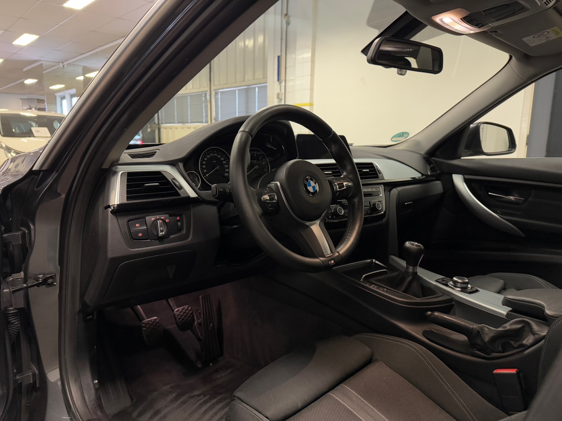 https://www.autokooy.nl//xml/images/44357487-13.JPG