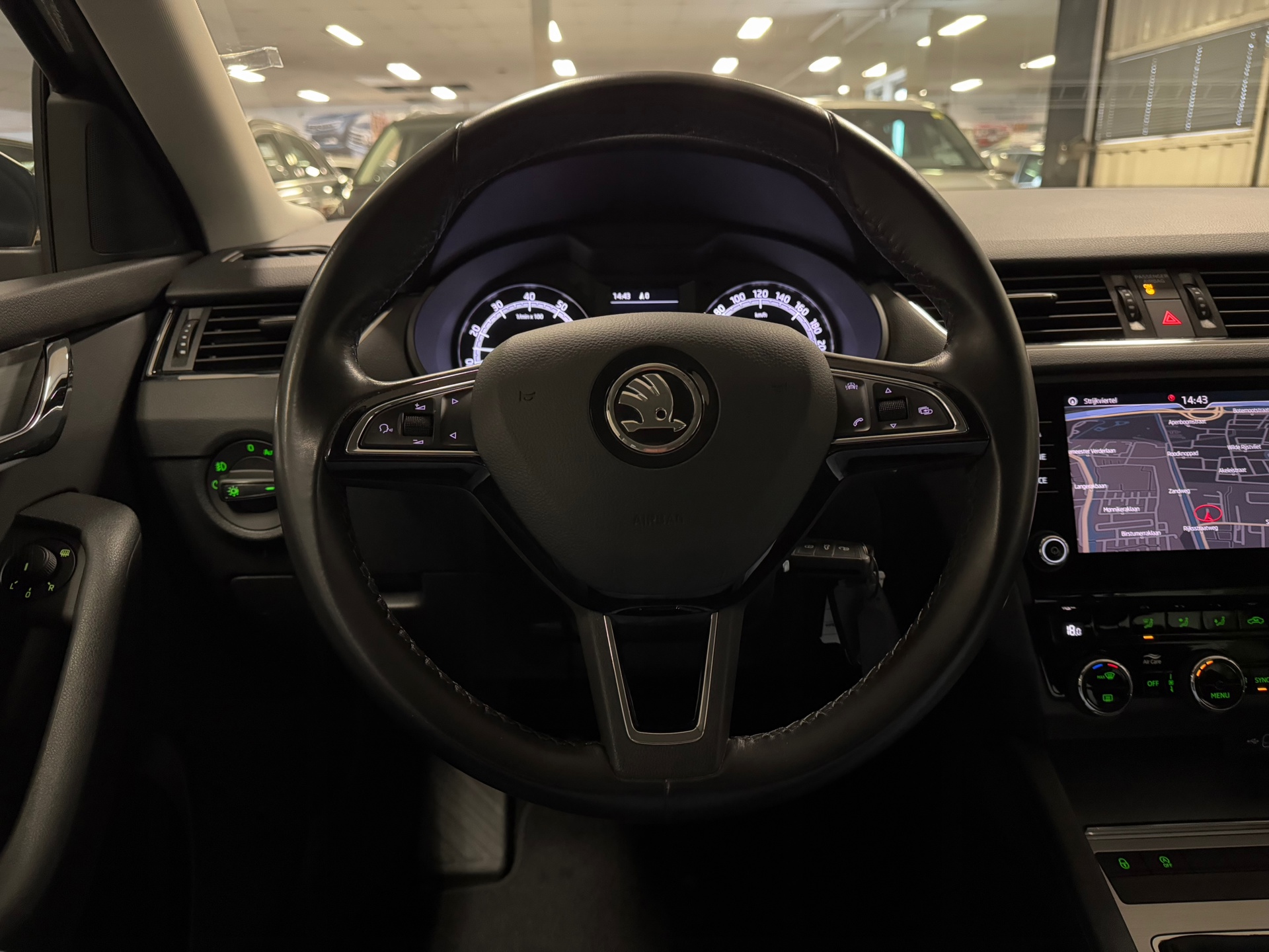 https://www.autokooy.nl//xml/images/44357629-13.JPG