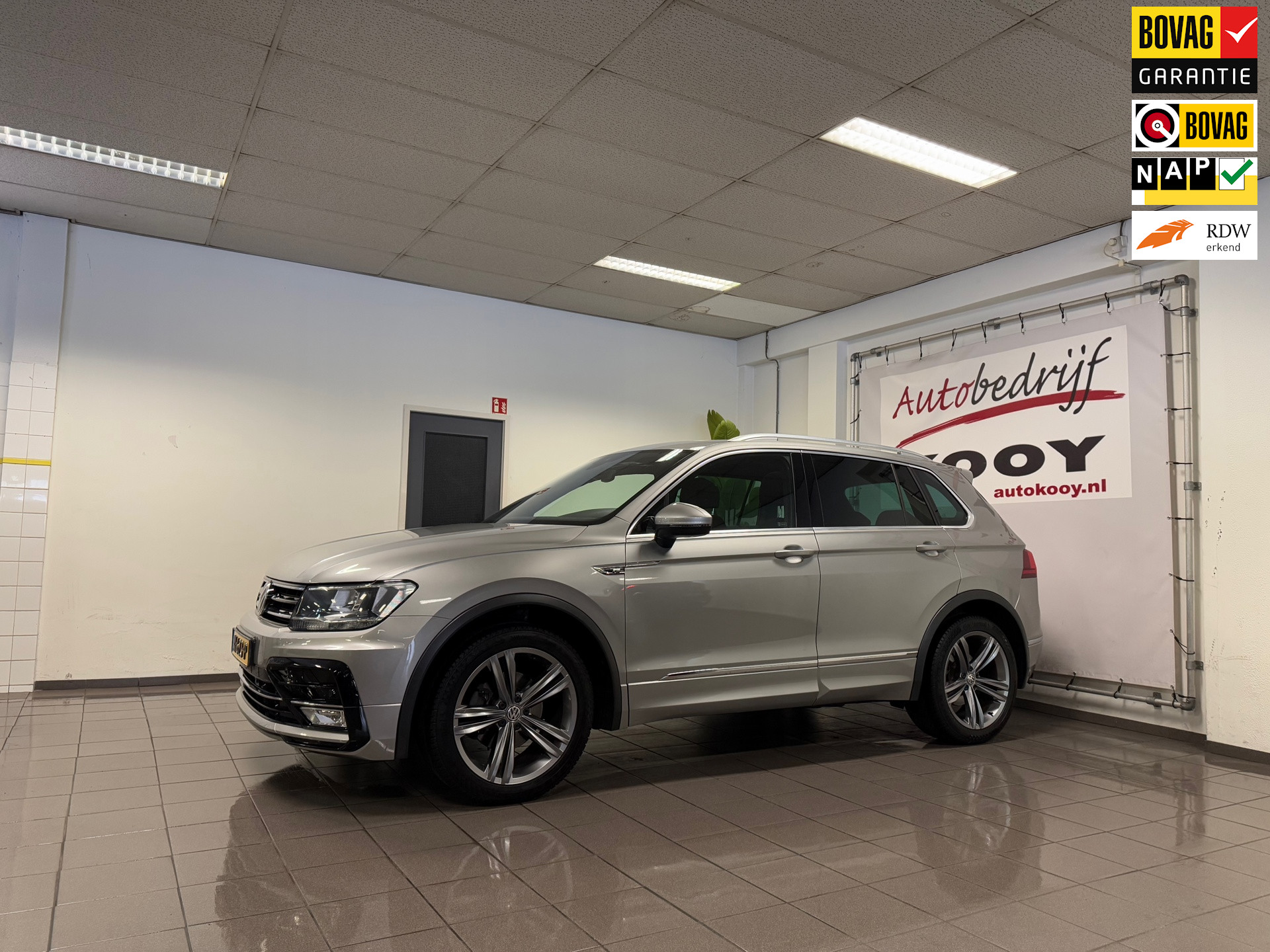 Volkswagen Tiguan 1.4 TSI ACT R-Line * Automaat / Panoramadak / 19" LM Velgen / Trekhaak / NL Auto *