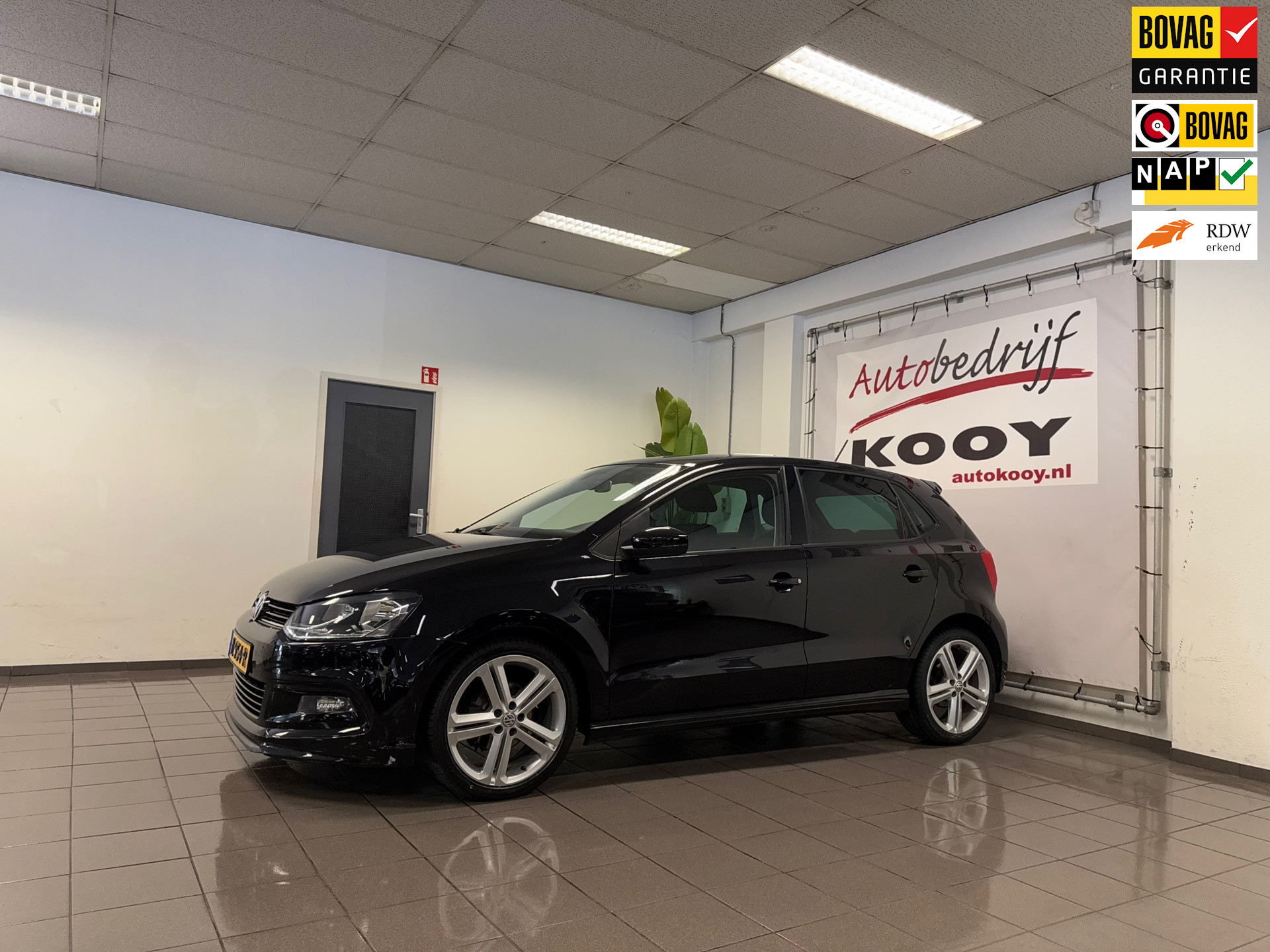Volkswagen Polo 1.2 TSI R-Line * 1e Eig / Navigatie / Parkeersensoren / 17" LM Velgen / NL Auto *