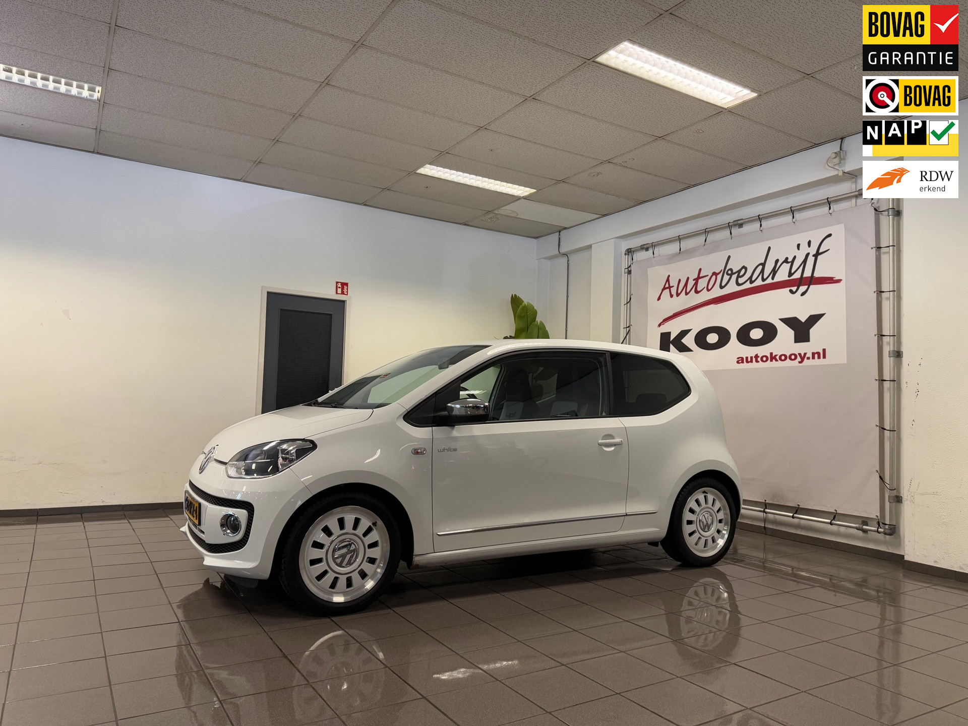 Volkswagen Up! 1.0 white up! * Navigatie / Cruise control / LM Velgen / NL Auto *