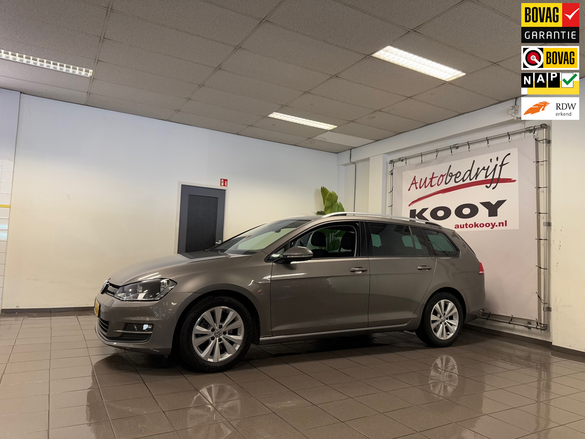 Volkswagen Golf Variant 1.0 TSI Connected Series * Navigatie / Parkeersensoren / Camera / NL Auto *