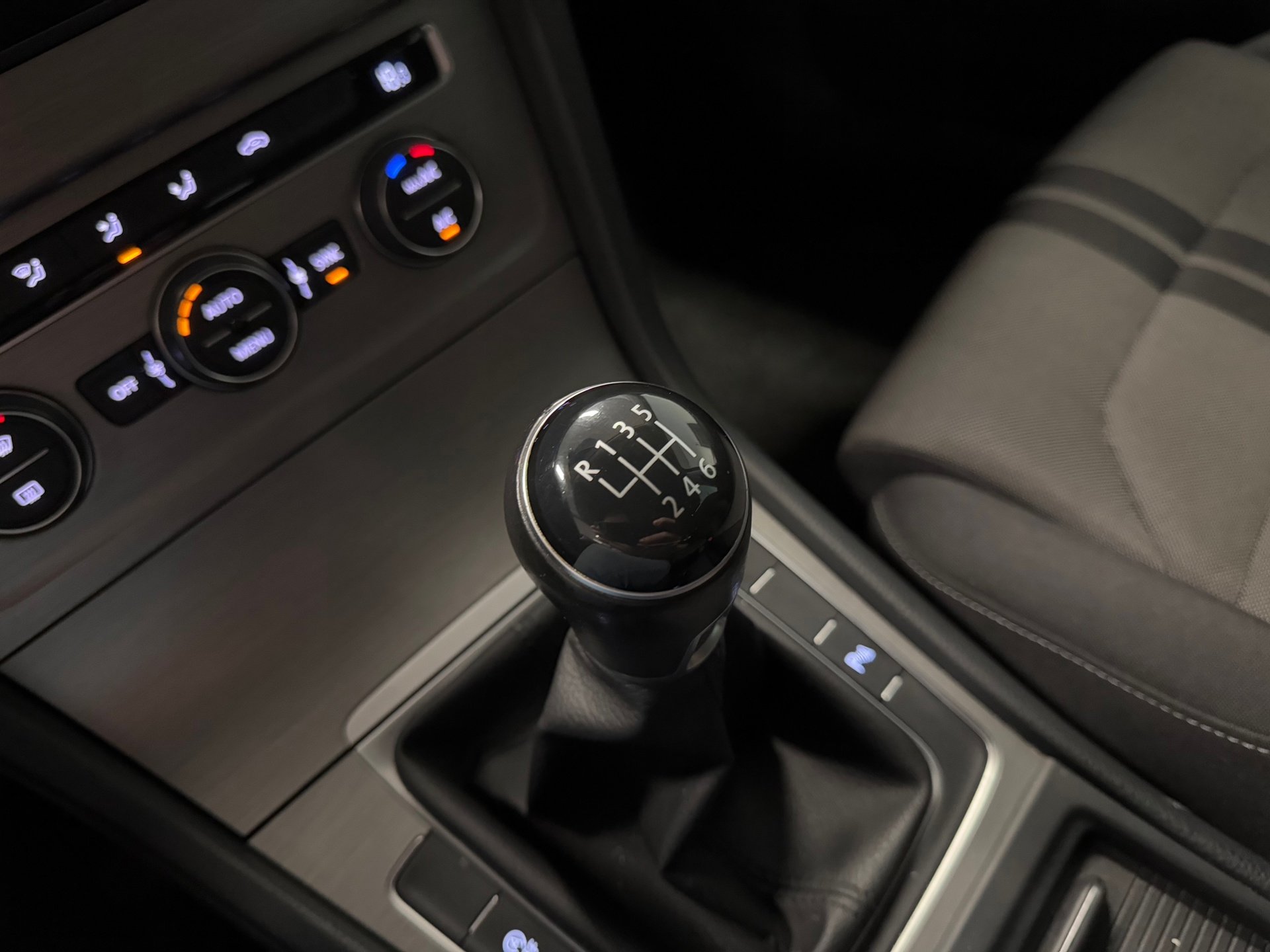 https://www.autokooy.nl//xml/images/44660234-21.JPG