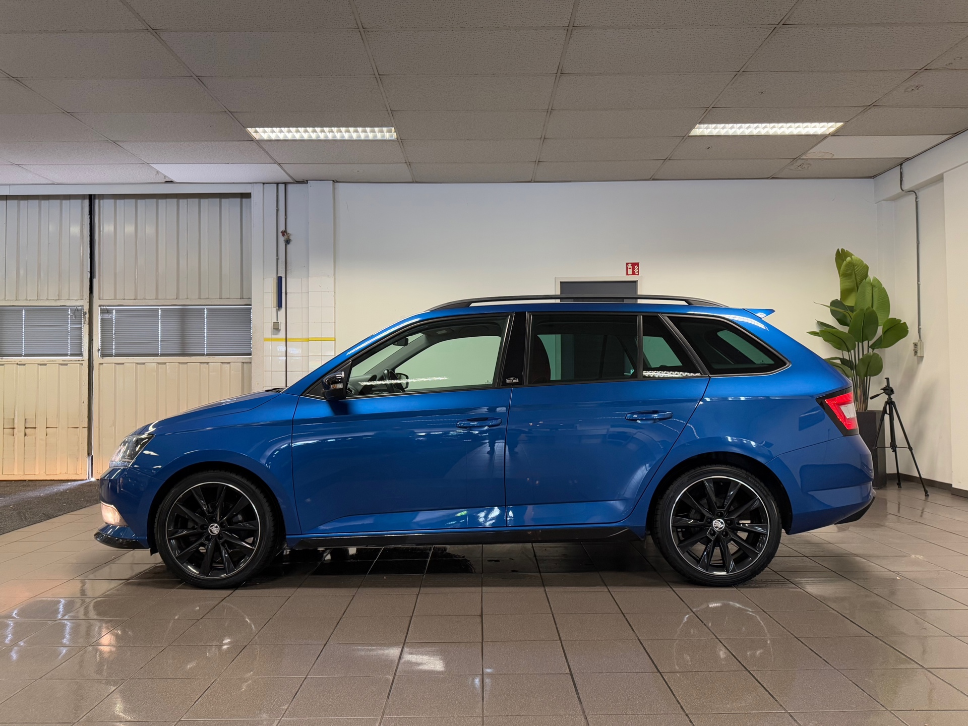 https://www.autokooy.nl//xml/images/44735028-2.JPG