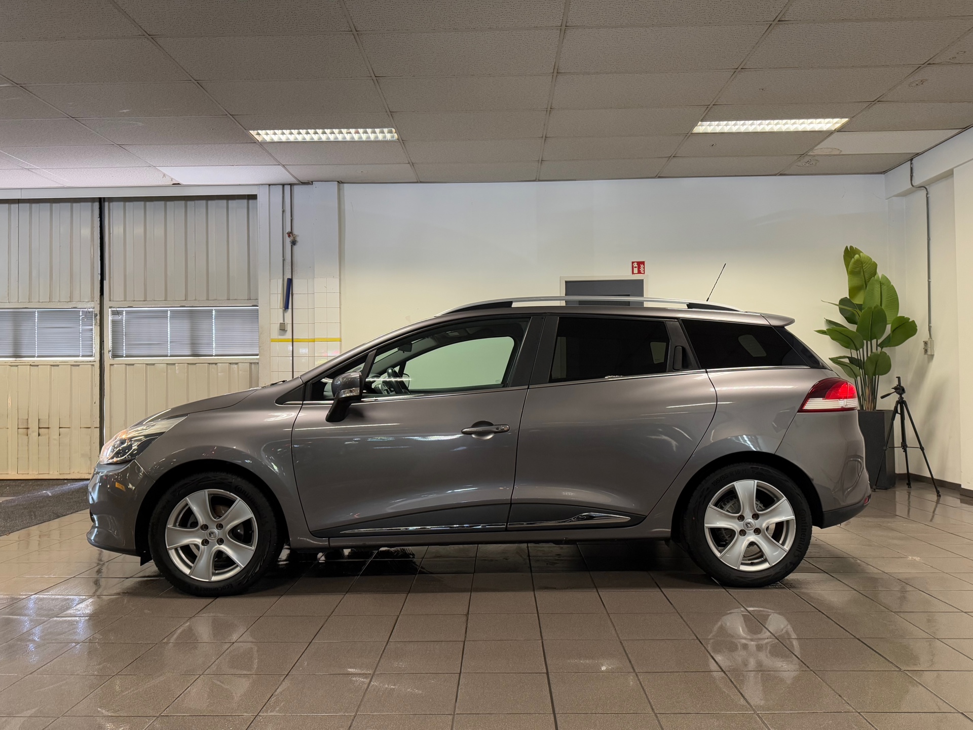 https://www.autokooy.nl//xml/images/44792788-2.JPG
