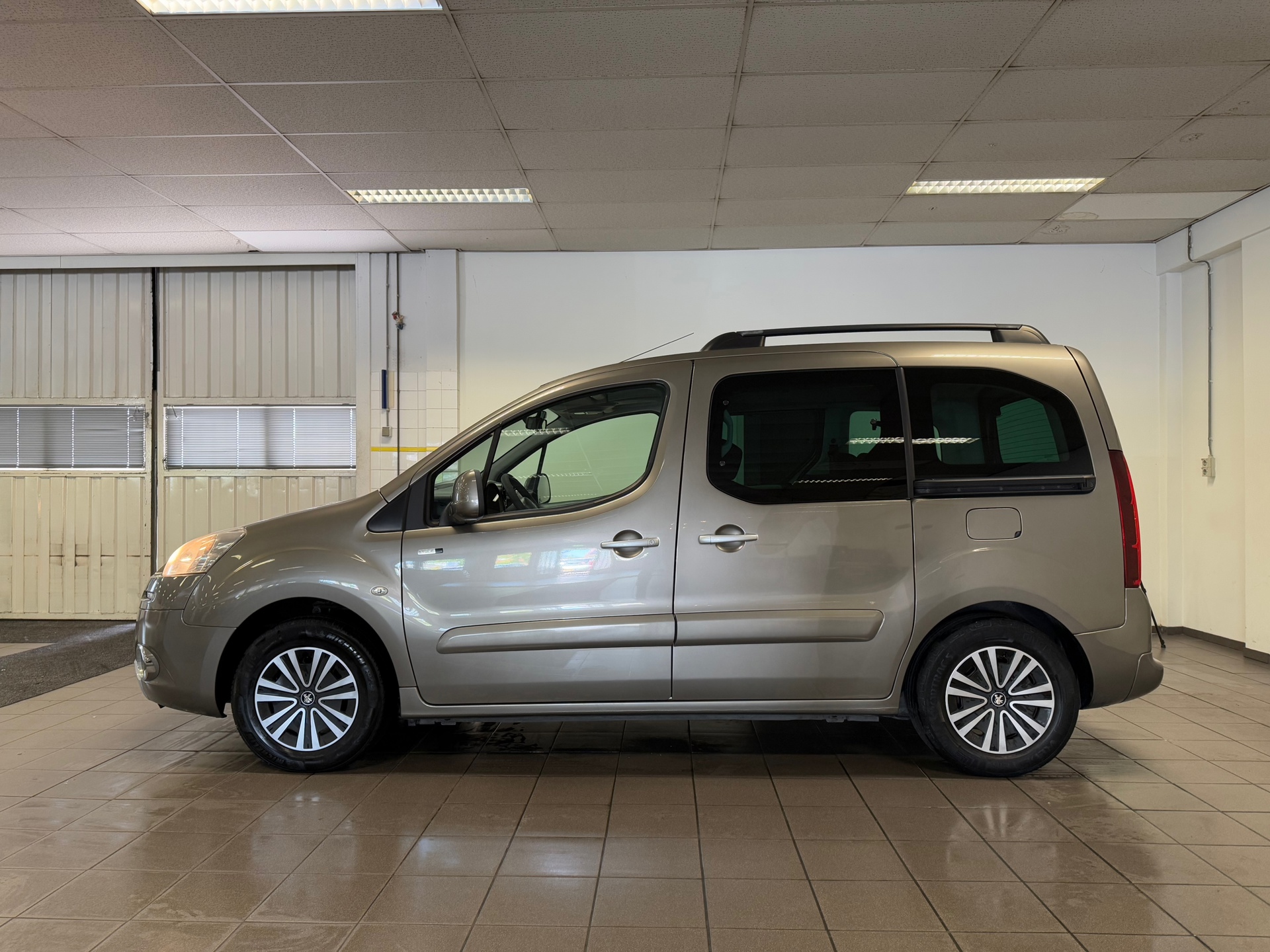 https://www.autokooy.nl//xml/images/44972897-2.JPG