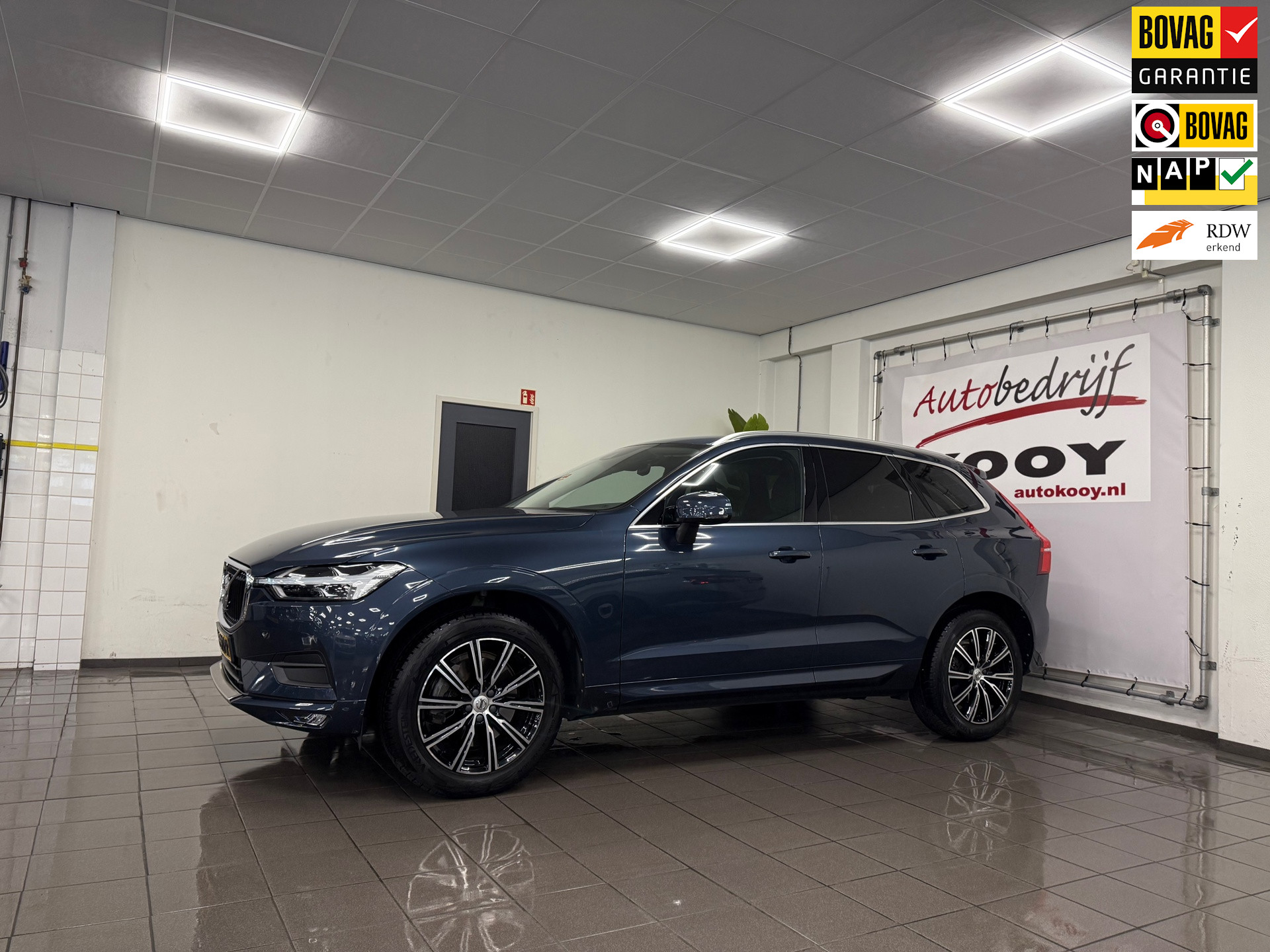 Volvo XC60 2.0 T5 Momentum * Trekhaak / 19" LM Velgen / Leder / Dealer onderhouden *